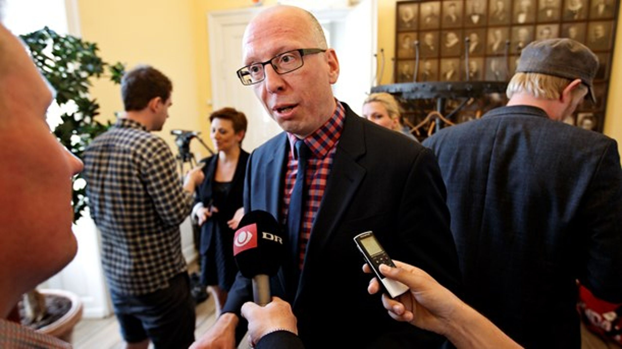 Uddannelsesinstitutioner, som får penge fra offentlige, skal have et dansk navn, mener Alex Ahrendtsen.<br>
