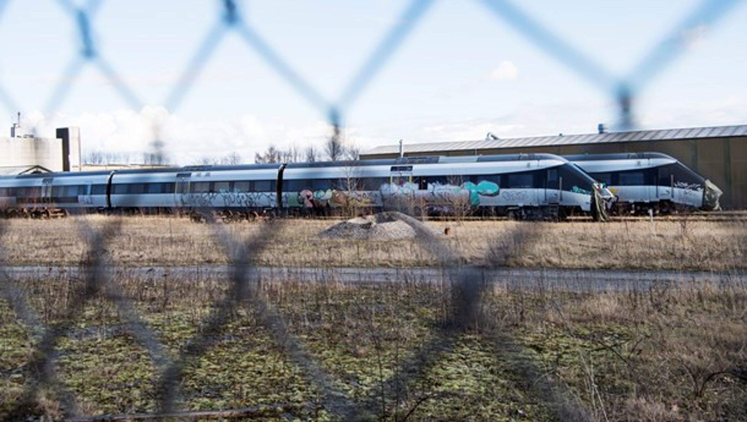 DSB har hverken gjort nok for at sikre tog til tiden eller få IC4-togene på skinner, konkluderer Rigsrevisionen.