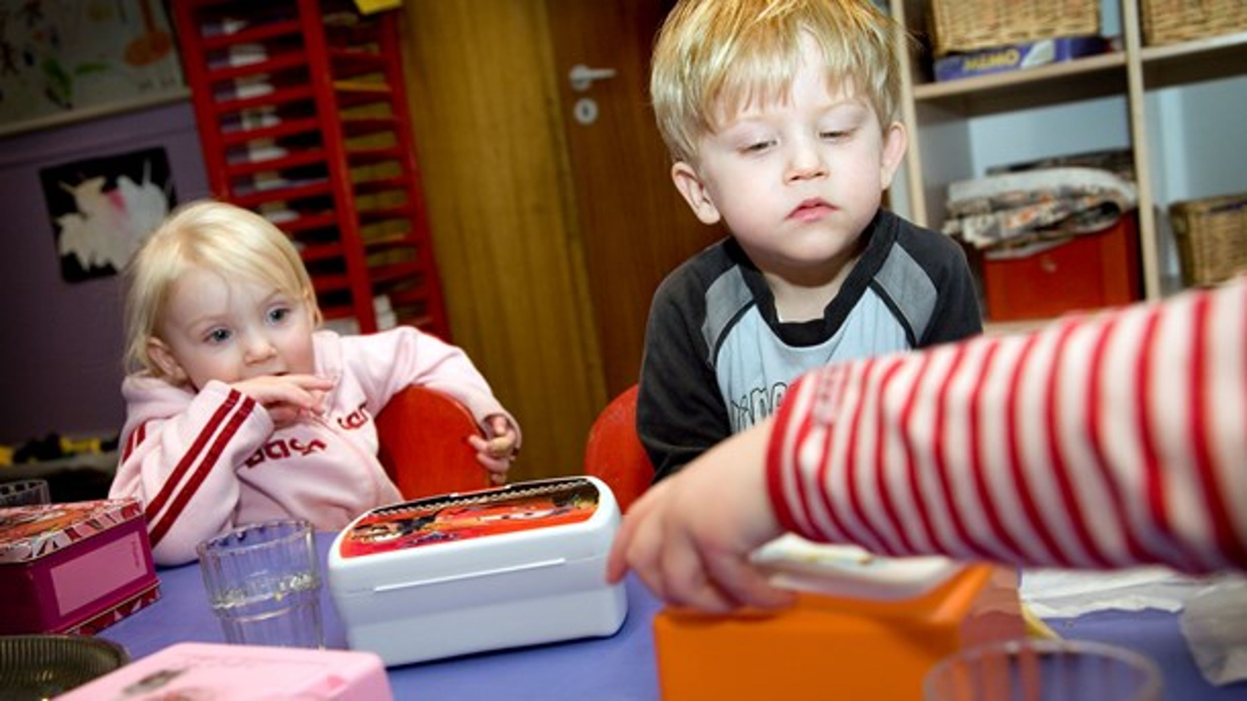 Vi må have børns ernæring i de længere skoledage til debat. Mange børn vil være fristede til at fylde sig med nemme kalorier, når de kommer hundesultne hjem efter en lang og krævende skoledag, og det vil hæmme deres udvikling og deres sundhed, skriver Martin Broberg.