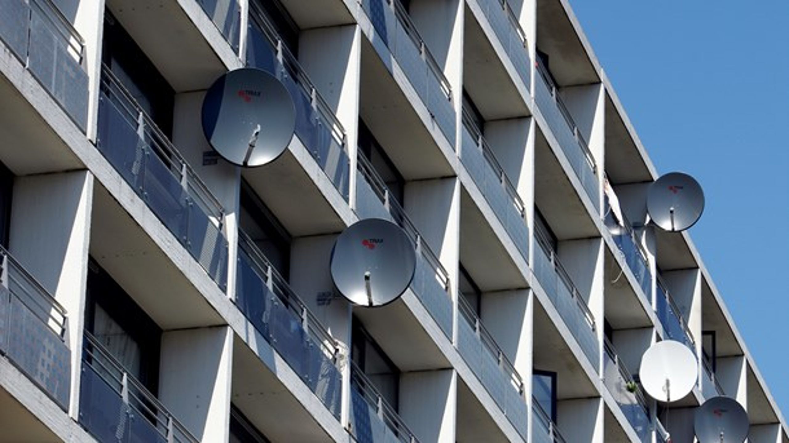 EMD finder, at retten til at ”modtage oplysninger” krænkes, hvis ikke man kan sætte en parabolantenne på sin altan. Det en "mindre" fundamental&nbsp;krænkelse og burde derfor have været afgjort&nbsp;nationalt fremfor af den overstatslige domstol,&nbsp;mener&nbsp;Mads Bryde Andersen.