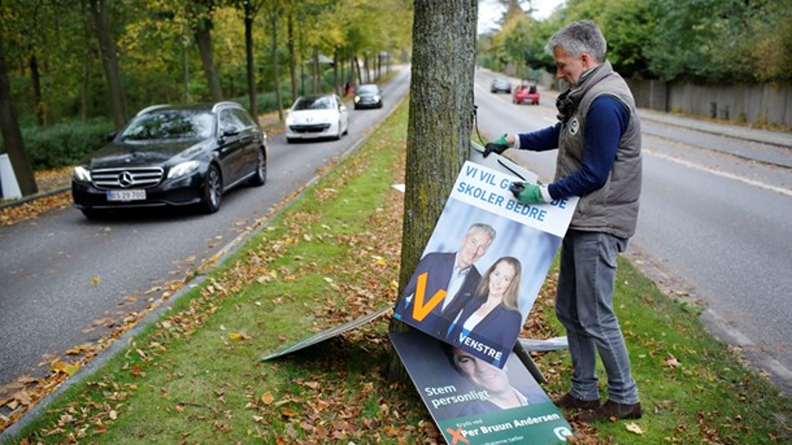 ARKIVFOTO: I nogle kommuner er det sværere at få øje på kvindelige kandidater på kommunalvalgsplakaterne.