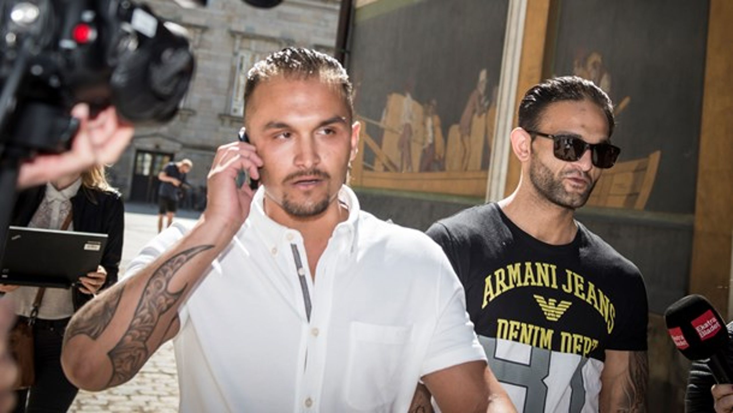 Venstre vil have et opgør med menneskerettighedsdosmtolens praksis, så det bliver lettere at udvise kriminelle udlændinge. (På billedet ses to af&nbsp;Gimi Levakovics familiemedlemmer på vej mod Højesteret).&nbsp;