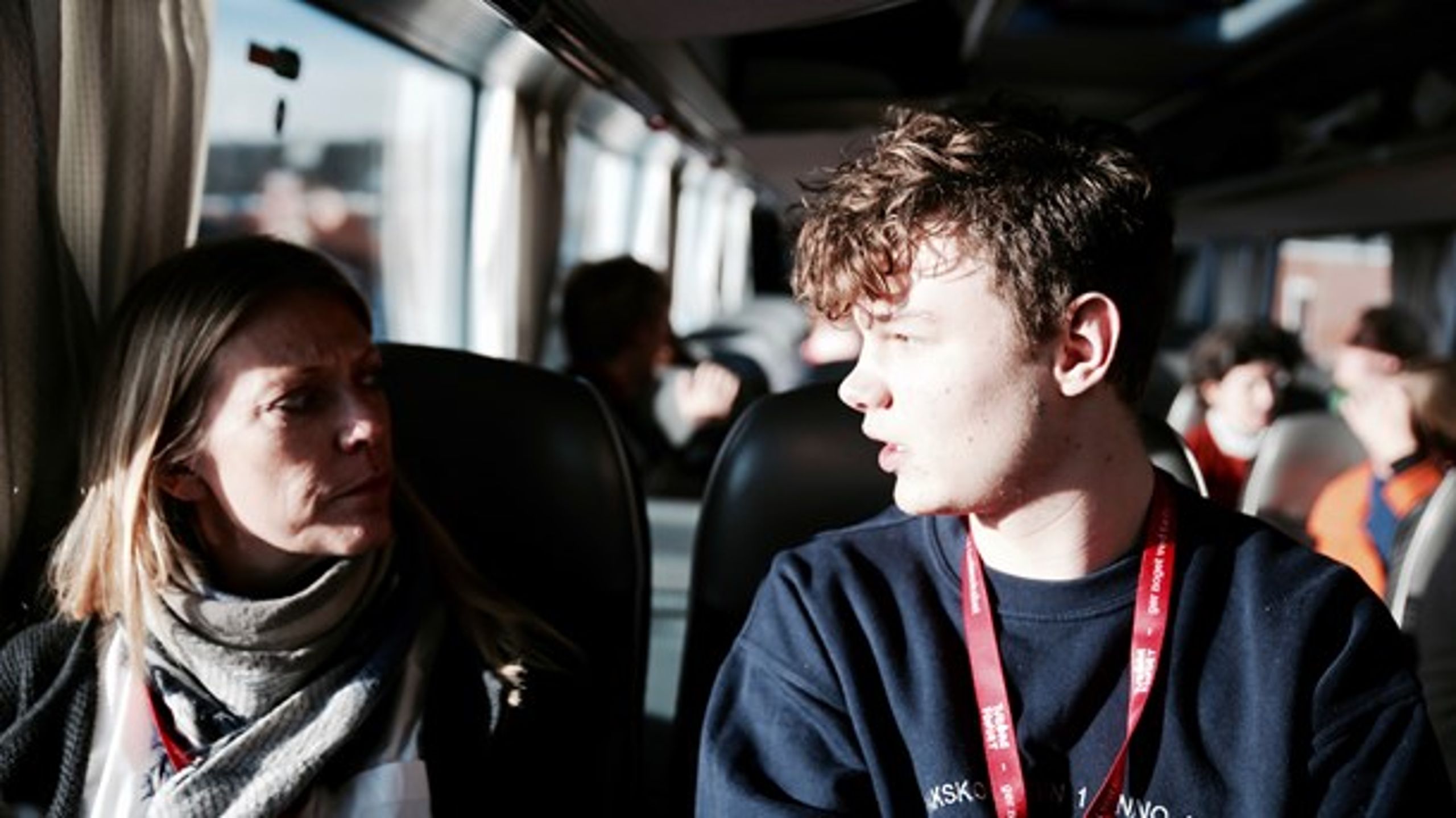 Civile godtfolk er rejst riget rundt for at blive klogere på, hvordan unge bliver demokratiske medborgere. Undervejs i bussen gik diskussionerne på livet løs.