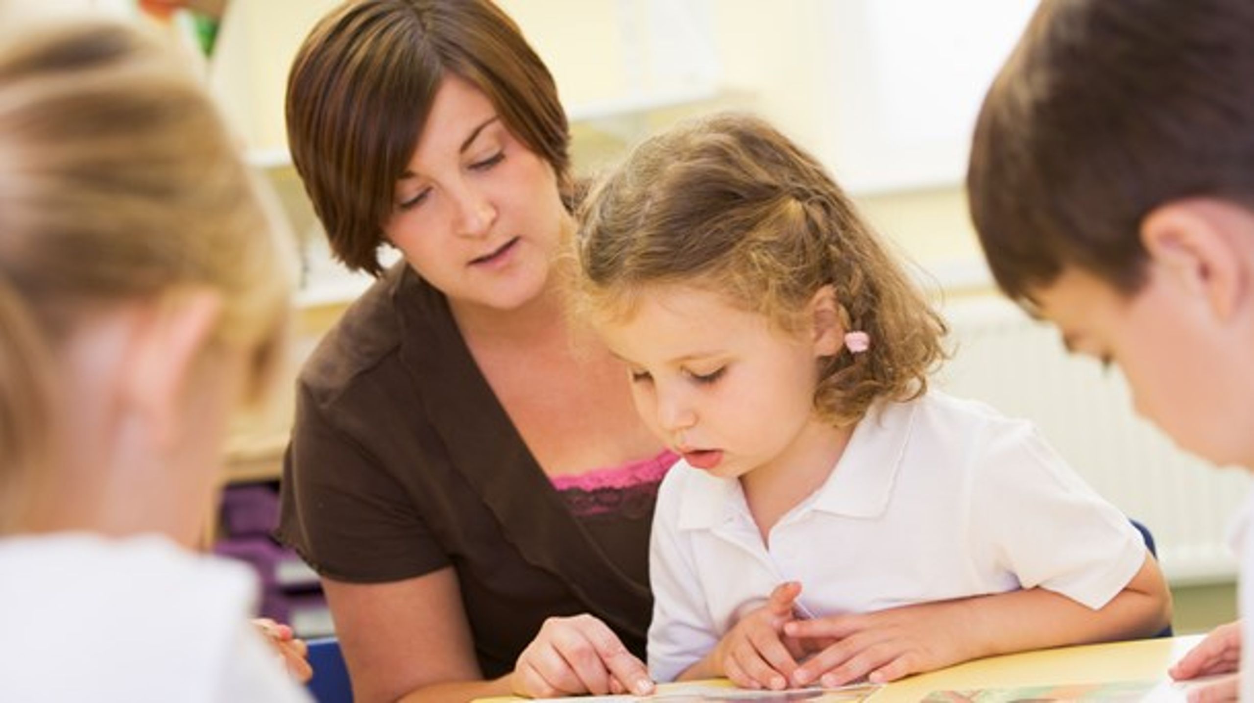 "Putter man en pædagog, en lærer og nogle børn ind i et klasseværelse, får man ikke automatisk et godt læringsmiljø," skriver&nbsp;Lotte Hedegaard-Sørensen og Sine Penthin Grumløse.