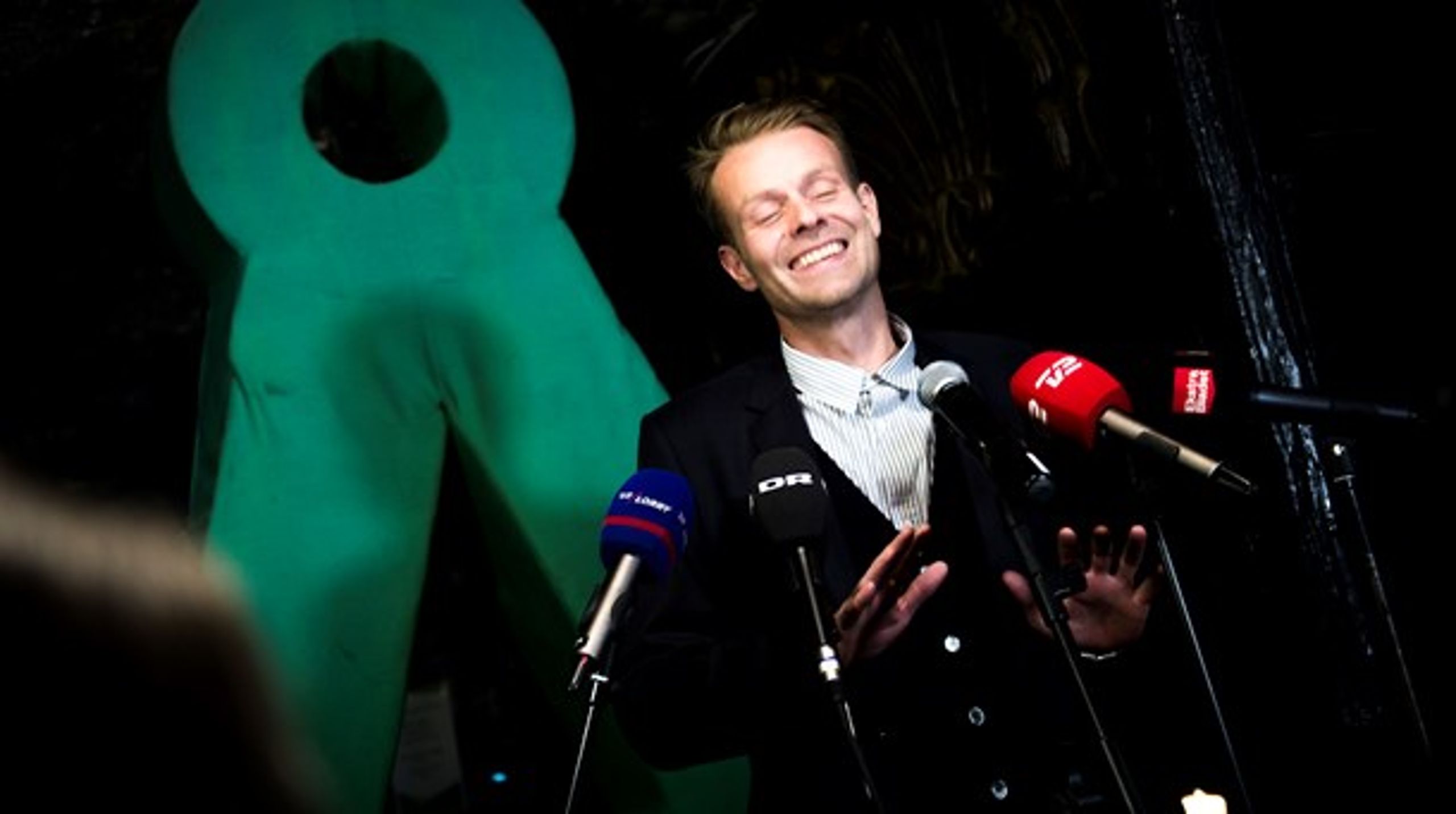 <b>HYKLERI:</b> Niko Grünfeld ved Alternativets valgfest på LGBTQIA+baren Monastic.