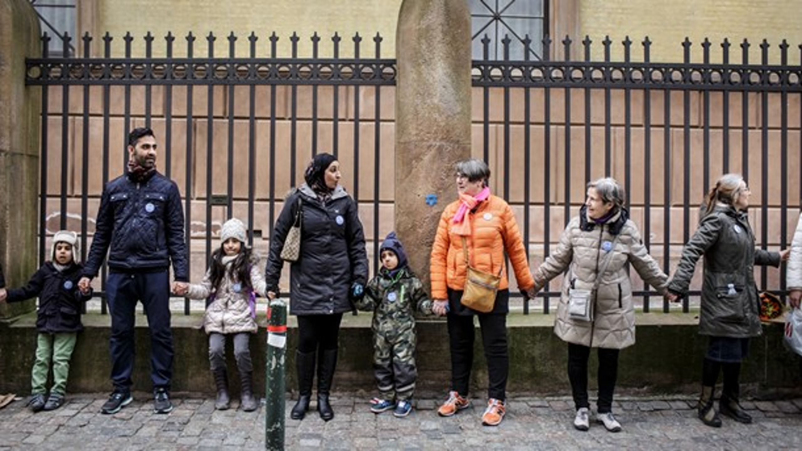 Fredsring rundt om Synagogen i Krystalgade. Civilsamfundet kan give et væsentligt bidrag til at&nbsp;løse problemer med&nbsp;&nbsp;radikalisering, skriver Camilla Schwalbe.