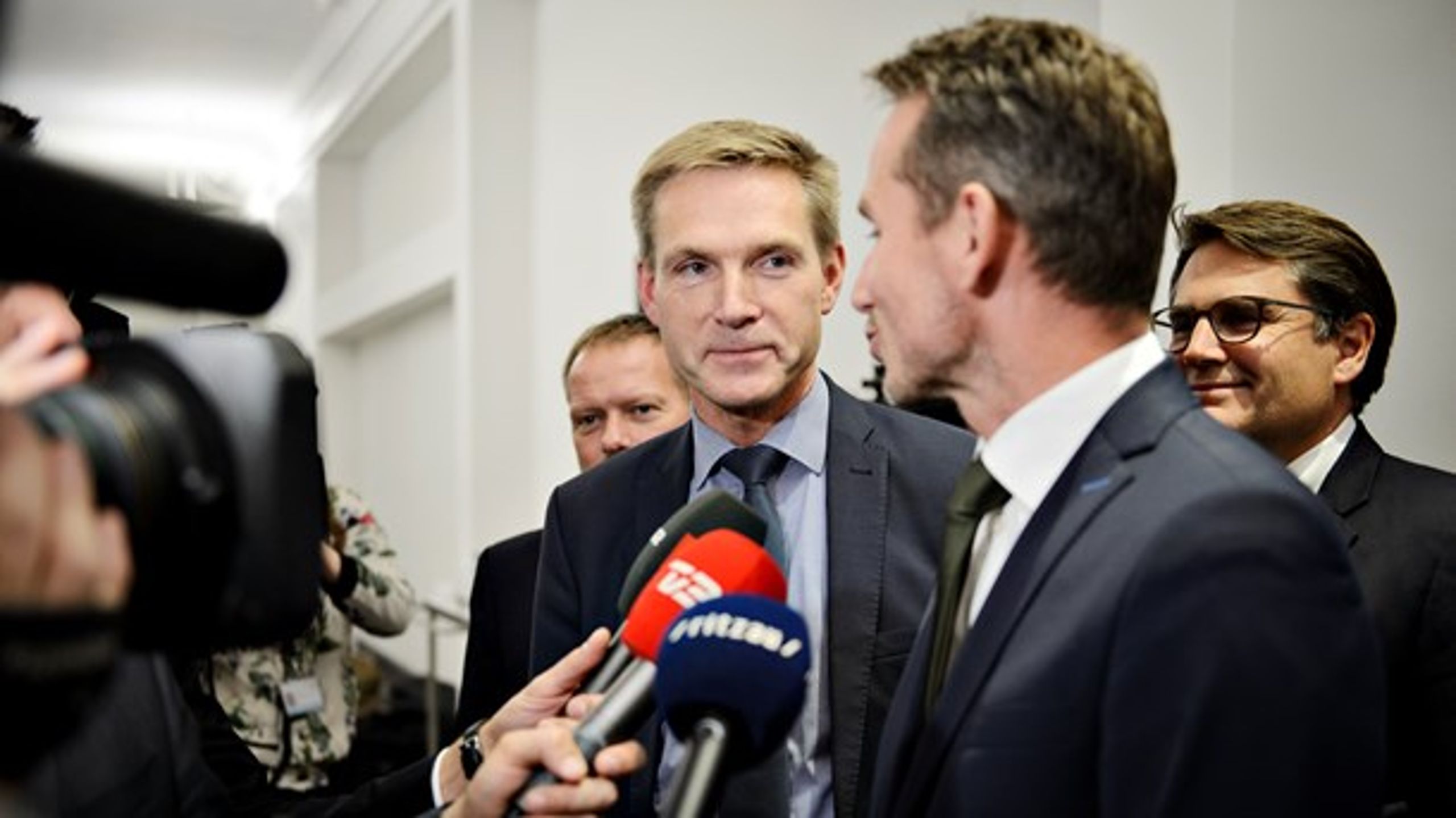 "Ender det med nul skattelettelser, vil Samuelsen ligne en plukket høne," siger Altingets politiske kommentator, Erik Holstein, om en af de grundlæggende uenigheder i forhandlingerne. Men to ud af tre vælgere siger ligesom Kristian Thulesen Dahl (DF) nej tak til skattelettelser.