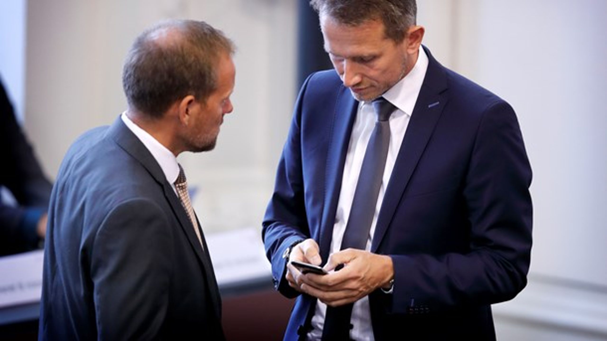 Dansk Folkepartis finansordfører René Christensen (t.v.) slog i september fast, at han ikke ønsker nogen besparelser på erhvervsuddannelserne. Det kommer der dog.&nbsp;&nbsp;