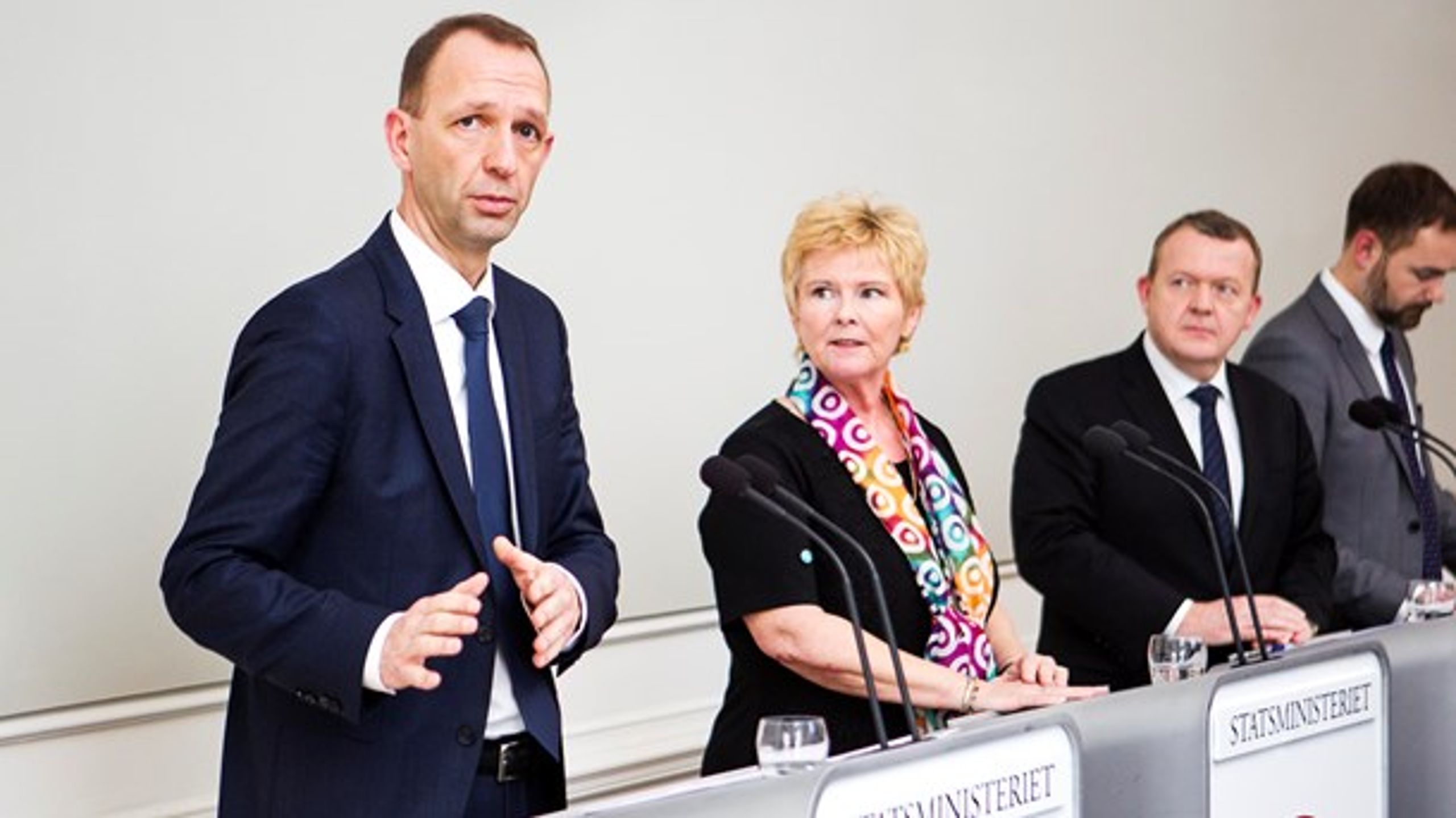 DA-direktør&nbsp;Jacob Holbraad (tv) mener ikke, regeringen og DF kan pille ved IGU uden at aftale det med arbejdsmarkedets parter.