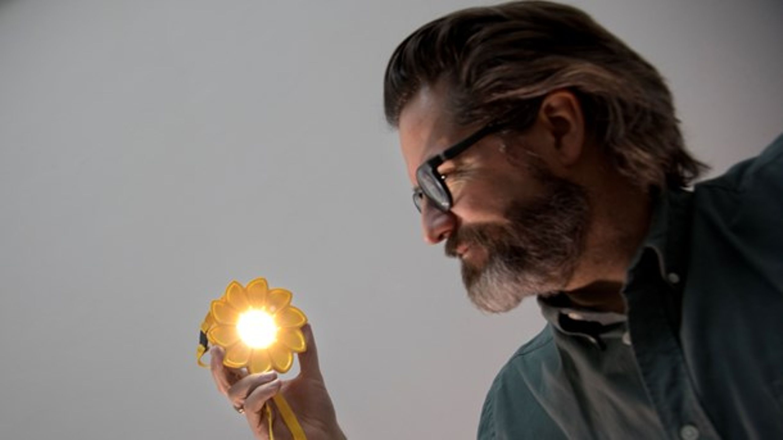 Olafur Eliasson med sin soldrevne lampe, Little Sun.&nbsp;