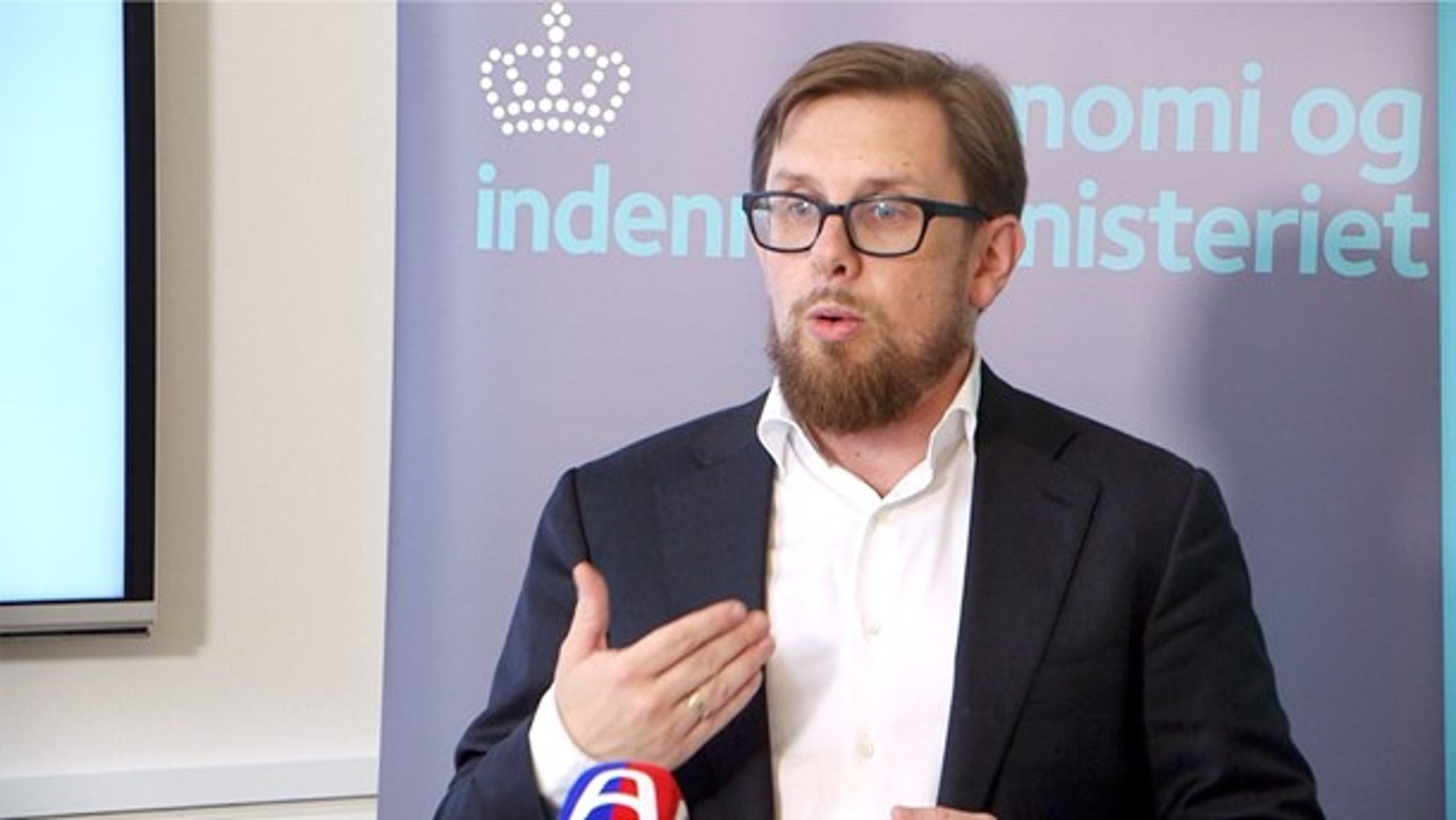 Han er mindre uforudsigelig, siger en anonym V-minister til Politiken om økonomi- og indenrigsminister Simon Emil Ammitzbøll-Bille (LA). Flere kilder i V og K skyder en del af skylden for finanslovsdramaet på partiformand Anders Samuelsen (LA).