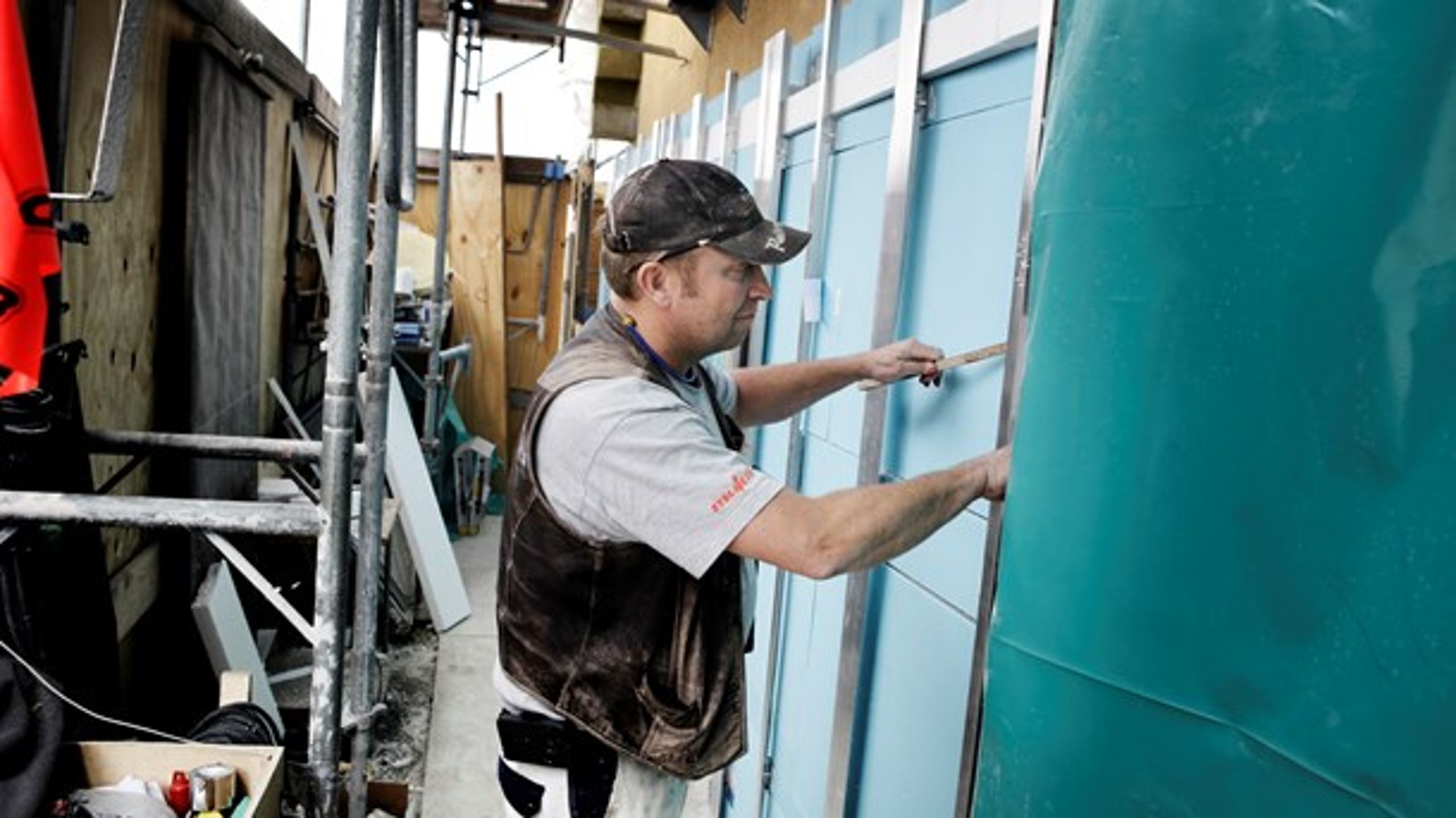 Energispareordningen skal endnu engang under lup. På billedet&nbsp;opsættes specielle isoleringsplader, der ikke fylder nær så meget som normal isolering hos Undervisningsministeriet – og har intet med selve energispareordningen at gøre.