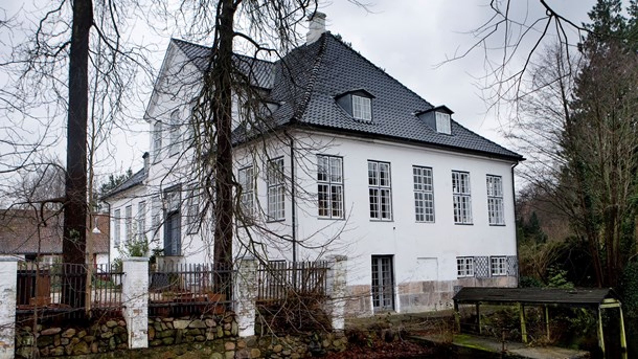 Nytårsdag brugte statsministeren en stor del af sin tale på de såkaldte parallelsamfund. Nu skal beboerne i Klampenborg vinke farvel til deres isolerede tilværelse, tænkte&nbsp;Claus Højte.&nbsp;<br>