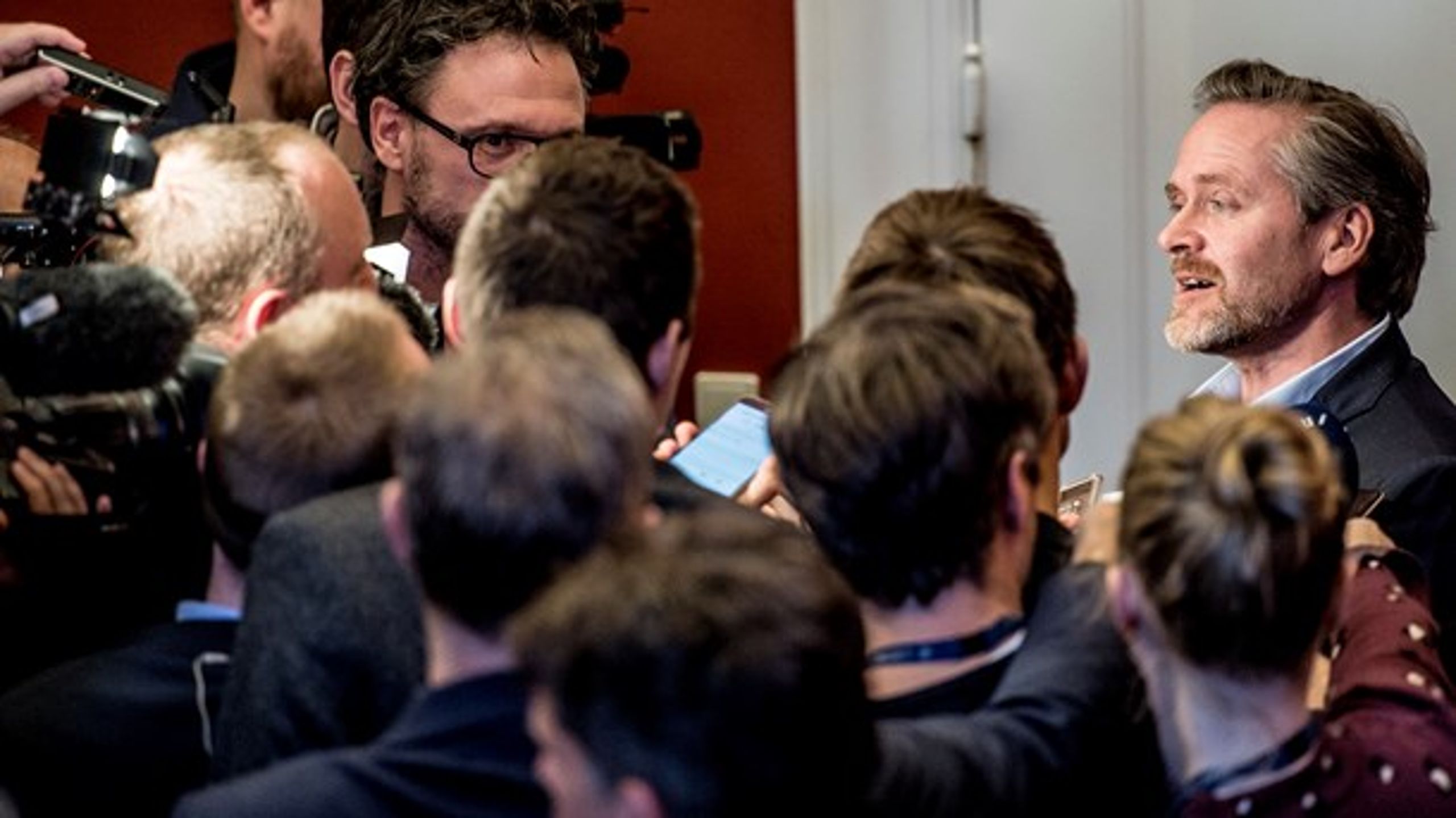 Når LA's taktik og strategi har kunnet få lov til at køre ud over kanten, skyldes det, at Anders Samuelsen nærmest&nbsp;blev betragtet som en solkonge i partiet. Men det er slut nu.<br>