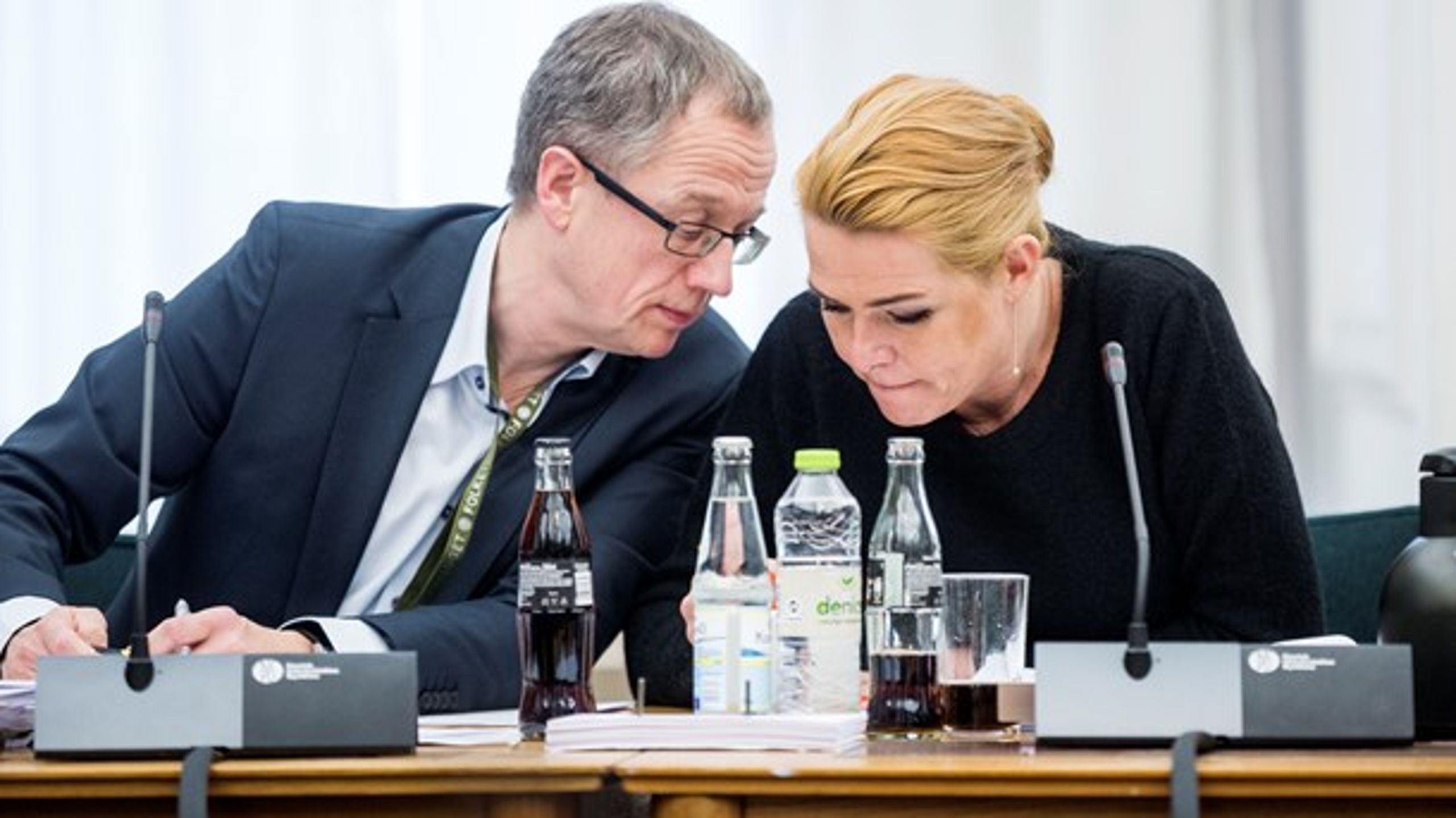 "Det er meget
beklageligt, men sådan er verden nogle gange," sagde Inger Støjberg (V) på tirsdagens samråd om forløbet, hvor det tog mere end et år at rette ind efter en dom om alvorligt syge udlændinges muligheder for&nbsp;humanitært ophold. Her er hun flankeret af en repræsentant for sit embedsværk, som hun også klart har givet skylden for fejlen.
