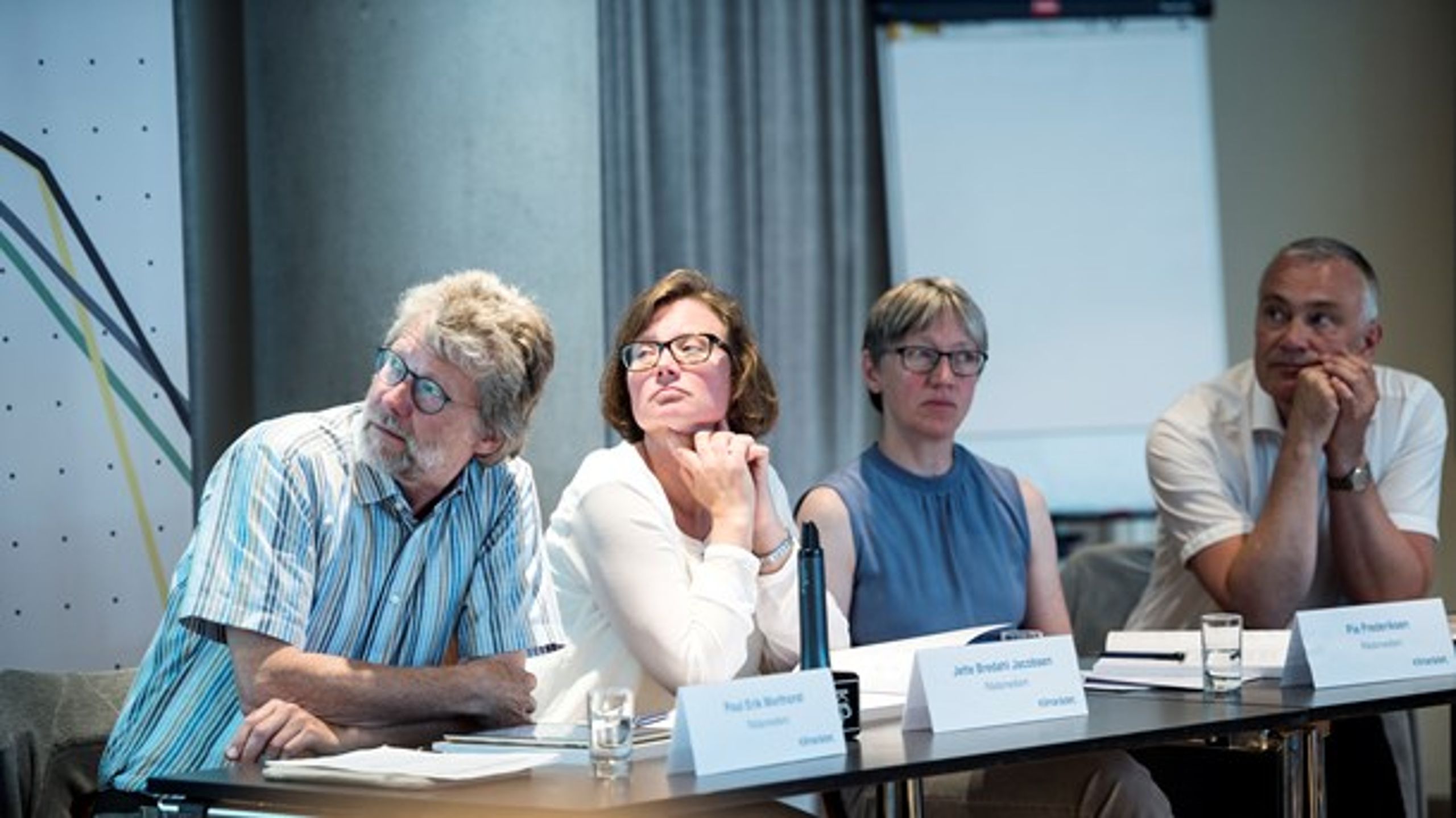 Det er dyrt at være nabo til vindmøller, skriver&nbsp;Jette Bredahl (i midten) og Toke Panduro fra Københavns Universitet.