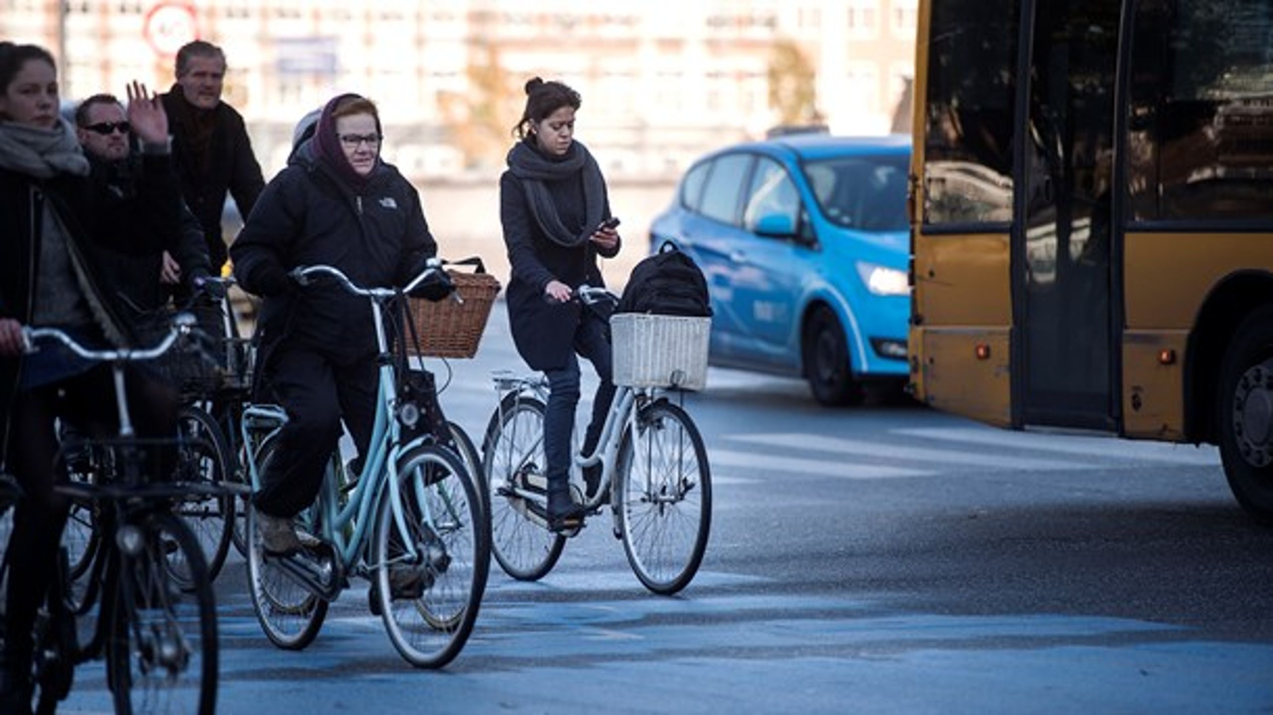 Nationale undersøgelser viser, at det ofte er uklar skiltning, ulogisk infrastruktur og manglende kendskab til hinandens bevægelsesmønstre, der fører til cyklisters uhensigtsmæssige adfærd.
