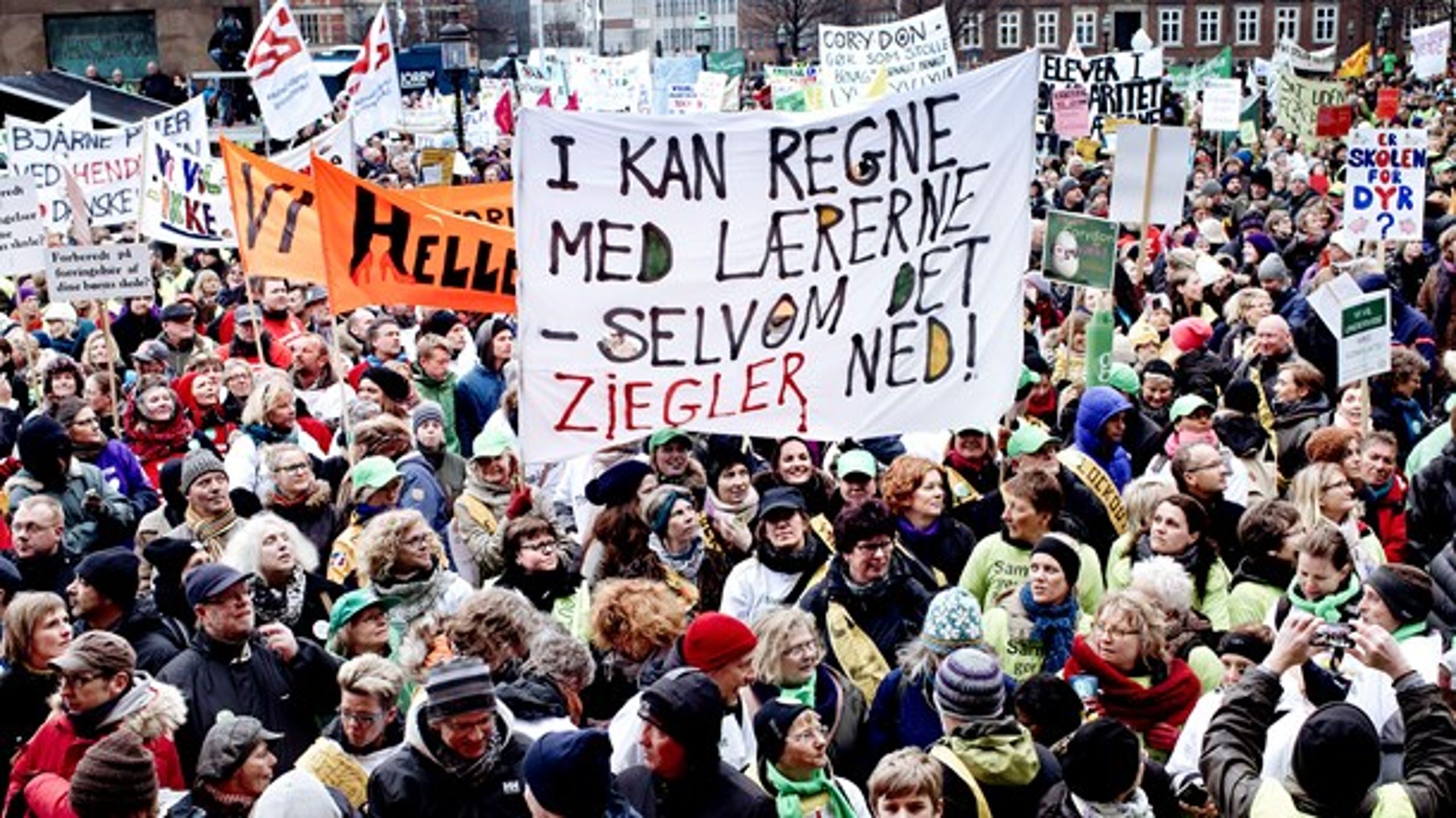 Skulle de seneste ugers fastlåste forhandlinger&nbsp;ende med en storkonflikt som i 2013, kan de offentligt ansatte ifølge en ny måling regne med sympati fra to ud af tre danskere. Lærerlockouten i april 2013 varede 25 dage, og undervejs demonstrerede op mod 50.000 danskere på Christiansborg Slotsplads.