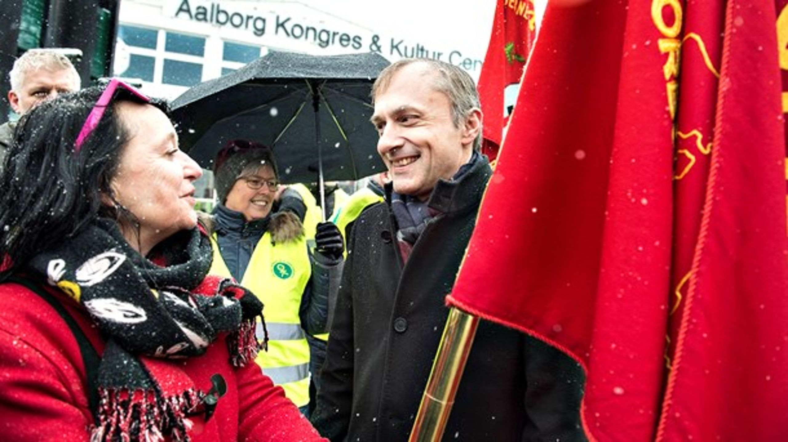 86 procent af de ansatte ved daginstitutioner eller inden for undervisning bliver ramt af en eventuel lockout, oplyser KL. "Når vi varsler lockout, er det, fordi vi er nødt til at reagere på lønmodtagerorganisationernes strejkevarsler –&nbsp;som vil ramme hårdt de steder, de er varslet – og for at lægge maksimalt pres på forhandlerne for at finde en løsning," siger kommunernes chefforhandler ved overenskomstforhandlingerne, Michael Ziegler (K).