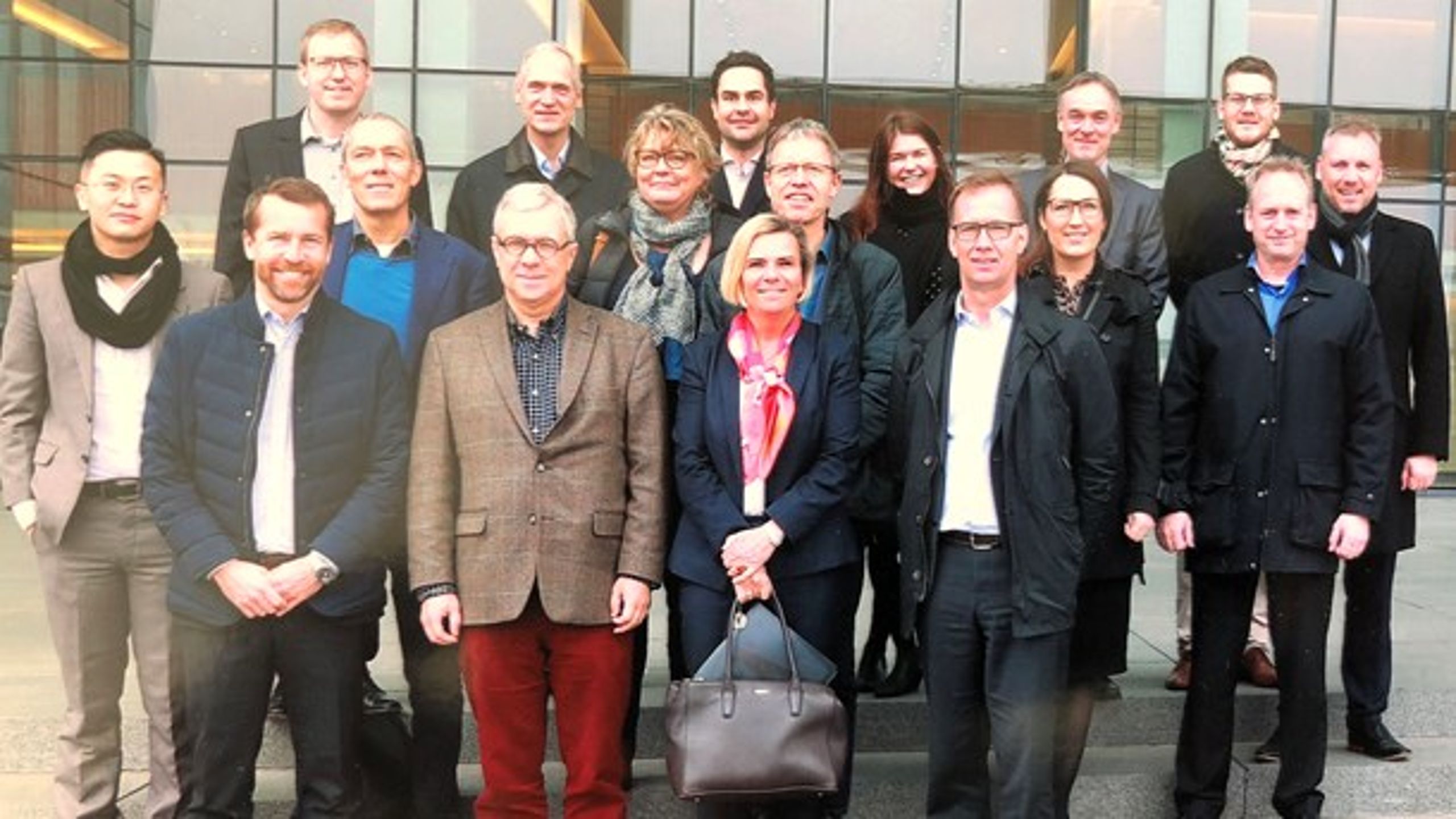 Delegationen fra Dansk Erhverv hos Huawei 7. marts 2018. Fra venstre: Leo Lu, Casper Freddie, Tom Vile Jensen, Jesper Højberg Christensen, Rasmus Nielsen, Jens Peen, Betina Hagerup, Torsten Andersen, Charlotte Jepsen, Peter Hesseldahl, Marianne Fussing Ørsted, Jens Klarskov, Mette Feifer, Henrik Vestergaard, Mikkel Kristiansen, Carsten Brandt og Claus Richter. Huawei har siden 2014 drevet TDC's mobilnet i Danmark&nbsp;–&nbsp;en seksårig kontrakt til&nbsp;fire milliarder kroner.<br>