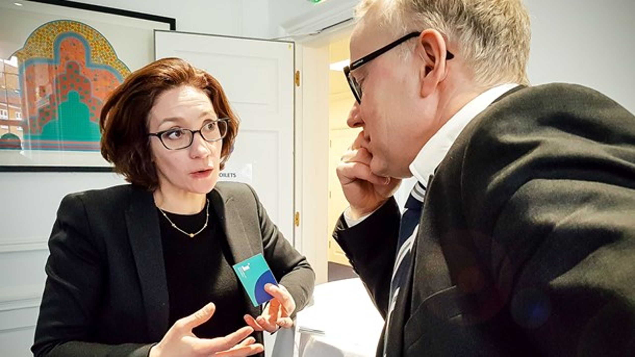 Britiske Universiteters direktør, Vivienne Stern, i samtale med Danske Universiteters direktør, Jesper Langagergaard.&nbsp;