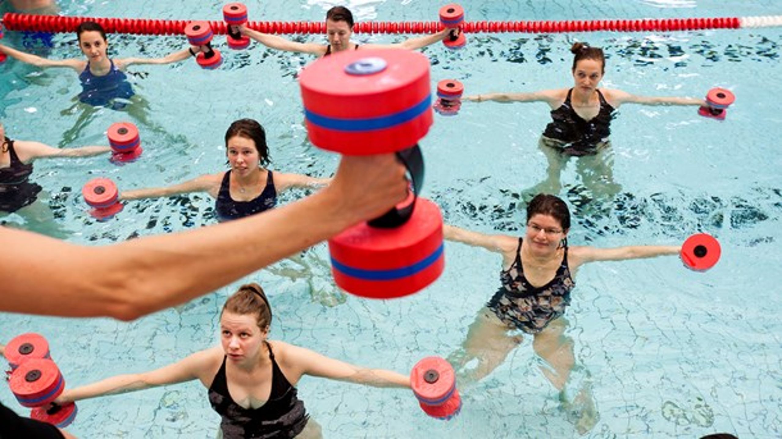 Faciliteter som svømmehaller bliver nedprioriteret, når anlægsloftet tvinger politikerne til at vælge mellem skoler og idrætsanlæg, skriver&nbsp;Niko Grünfeld (Å) og Jonas Bjørn Jensen (S).