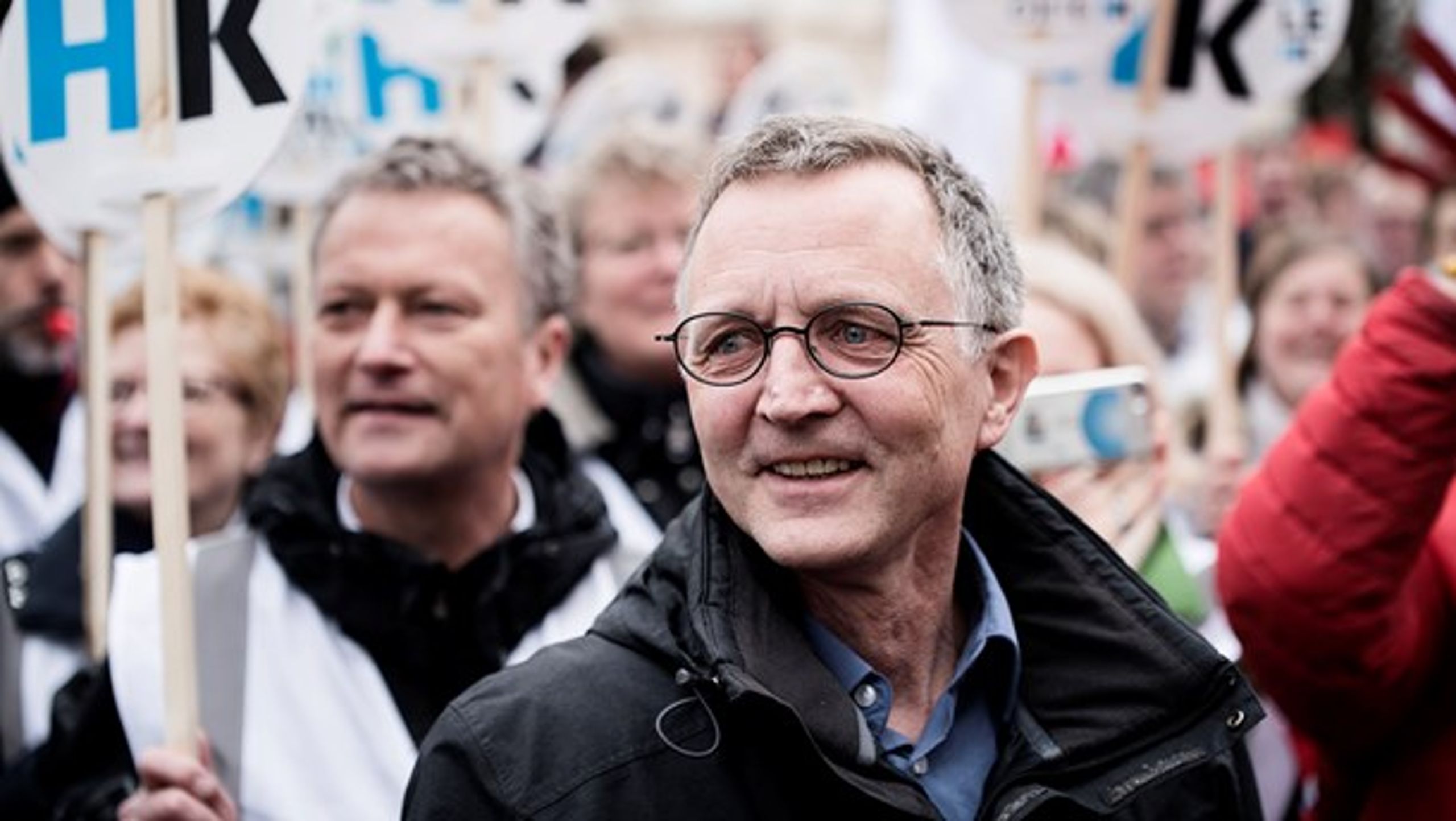 <span>Anders Bondo Christensen kæmper hårdt for at lande en aftale om lærernes arbejdstid i Forligsinstitutionen. Danmarks Lærerforening kræver en kvartalsnorm, mens KL ønsker, at lærernes arbejdstid opgøres på årlig basis. Skolelederne hælder mest mod KL’s løsning.<br></span>