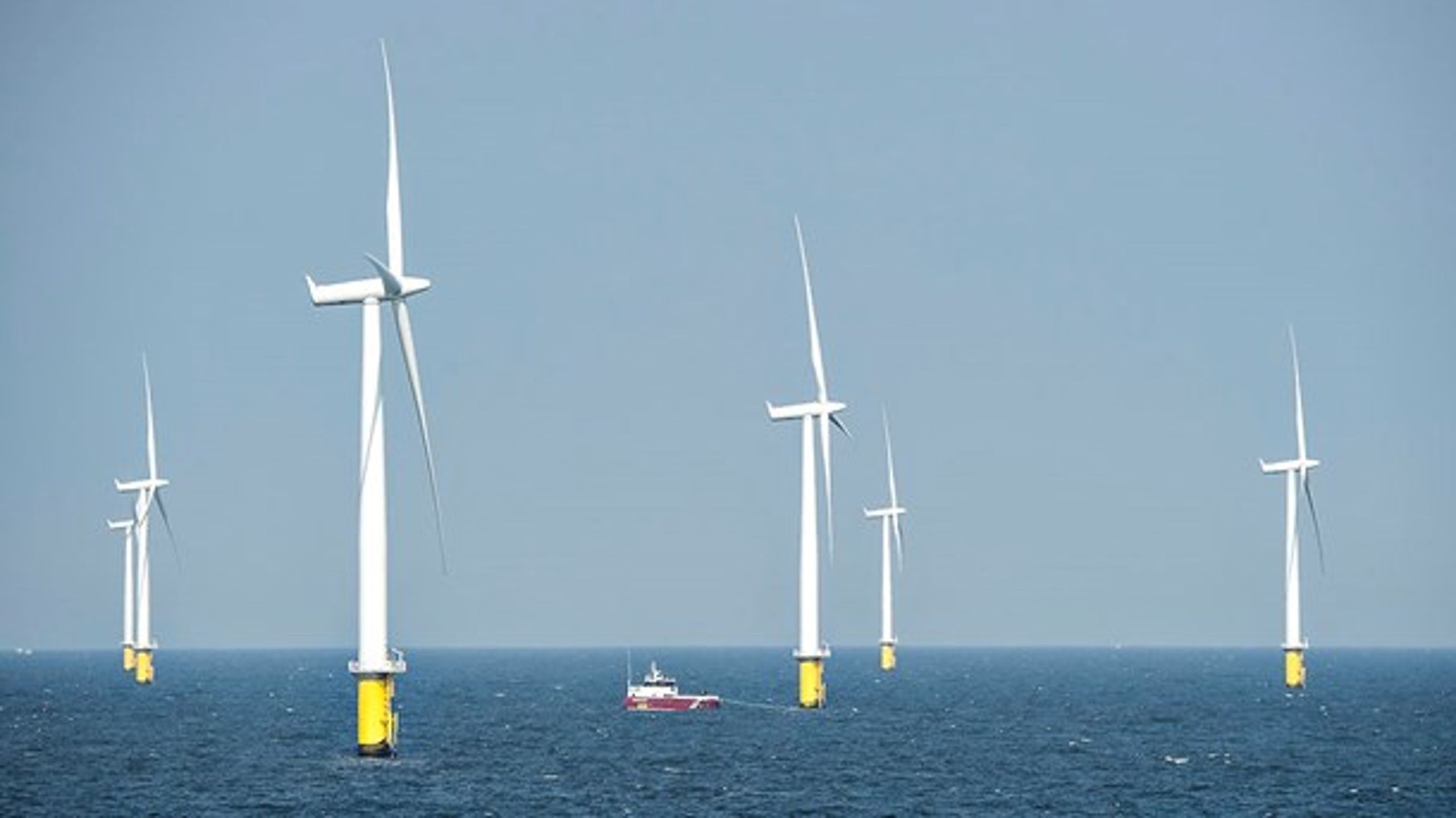 Regeringen vil som en del af energiaftalen anlægge en 800 MW-havvindmøllepark mindst 50 kilometer fra kysten bestående af nye kæmpemøller. Arkivfoto.