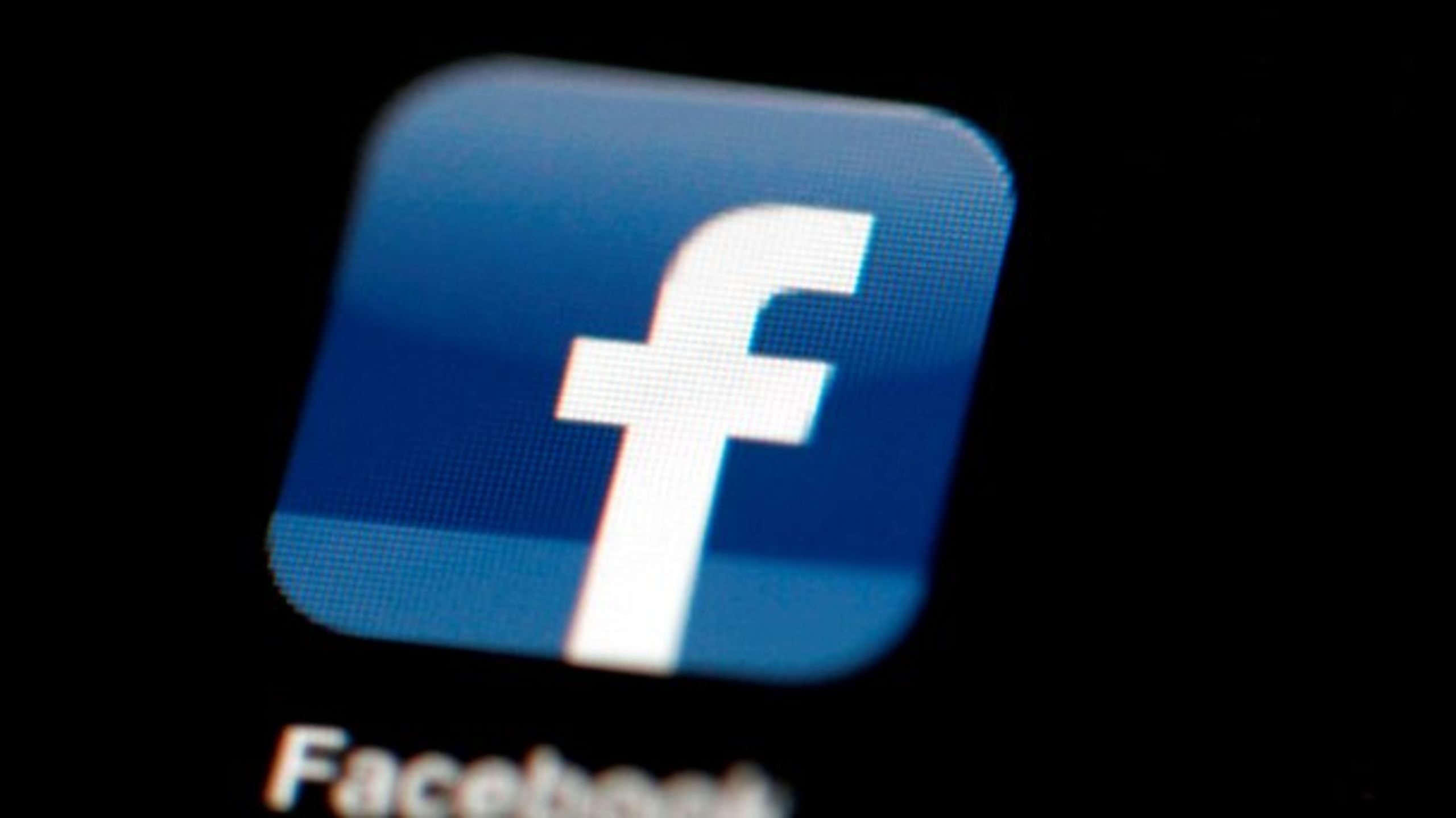 Mange danske medier er på den ene side dybt afhængige af Facebook og Google for at nå deres publikum, og på den anden side mister de flere og flere reklamekroner til de samme amerikanske aktører, skriver&nbsp;Anders Blauenfeldt.&nbsp;