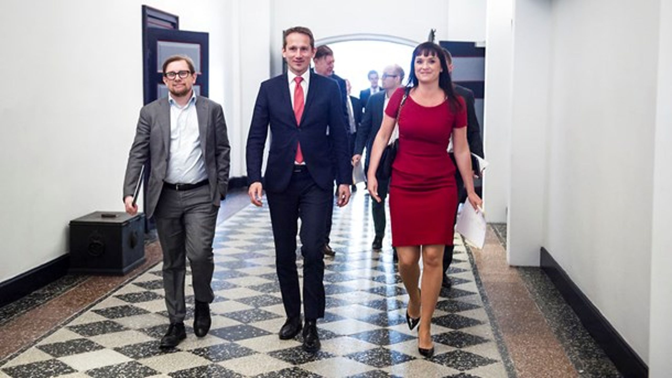 FORHANDLING: Sådan så det ud i 2017, da økonomi- og indenrigsminister Simon Emil Ammitzbøll-Bille (LA),&nbsp;finansminister Kristian Jensen (V) og innovationsminister Sophie Løhde (V) mødte til sættemøde om økonomiaftalen for 2018.&nbsp;