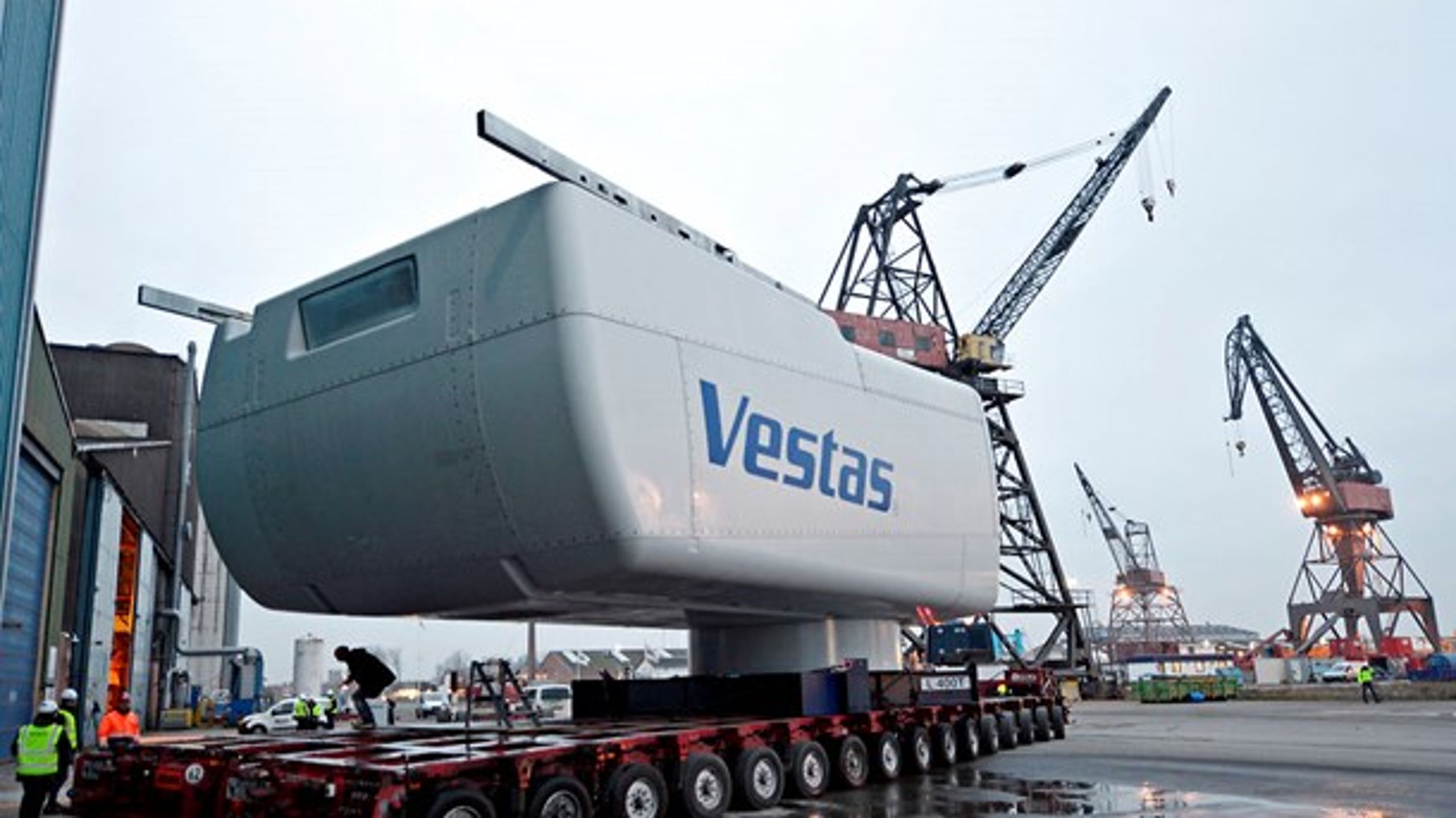 En dansk virksomhed, som er underleverandør til vindmølleproducenter, byggede ny fabrik i Tyskland og fik i omegnen af 30 mio. kr.&nbsp;til at etablere 30 jobs. Midlerne blev tildelt af&nbsp;den tyske by Cuxhavens erhvervsfremmekontor med støtte fra EU. Direktøren anbefaler regeringen at kigge sydpå og hente&nbsp;inspiration dér, når erhvervsfremmeindsatsen skal reformeres.