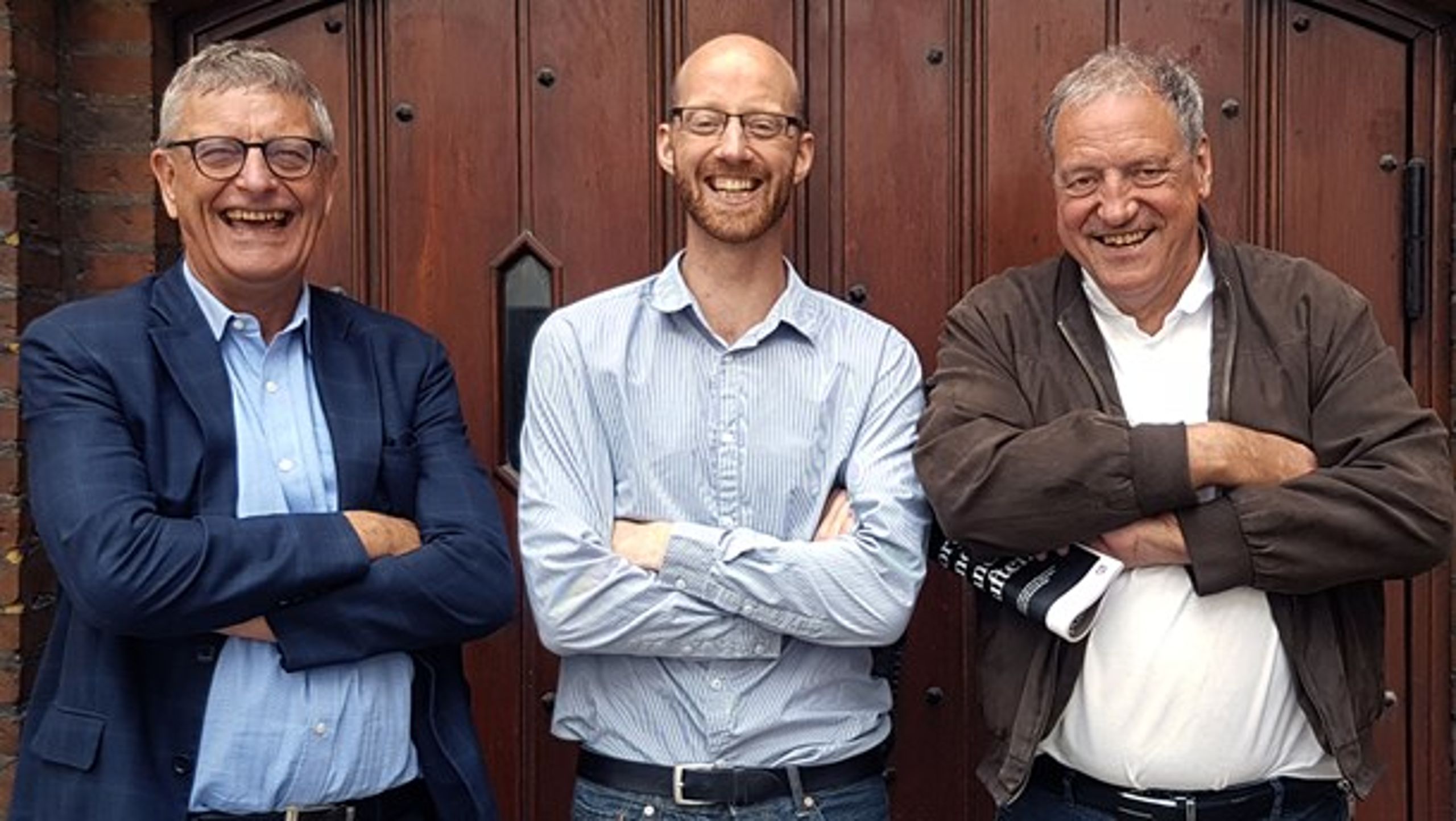 Leif Vestergaard Pedersen (tv.) er afgående direktør i
Kræftens Bekæmpelse og tidligere regional og amtslig topembedsmand. Torben Mogensen (th.) er uddannet narkoselæge
og tidligere markant vicedirektør på Hvidovre Hospital. I dag underviser han på
et kinesisk universitet. Ole Toft, sundhedspolitisk analytiker, er vært på programmet.