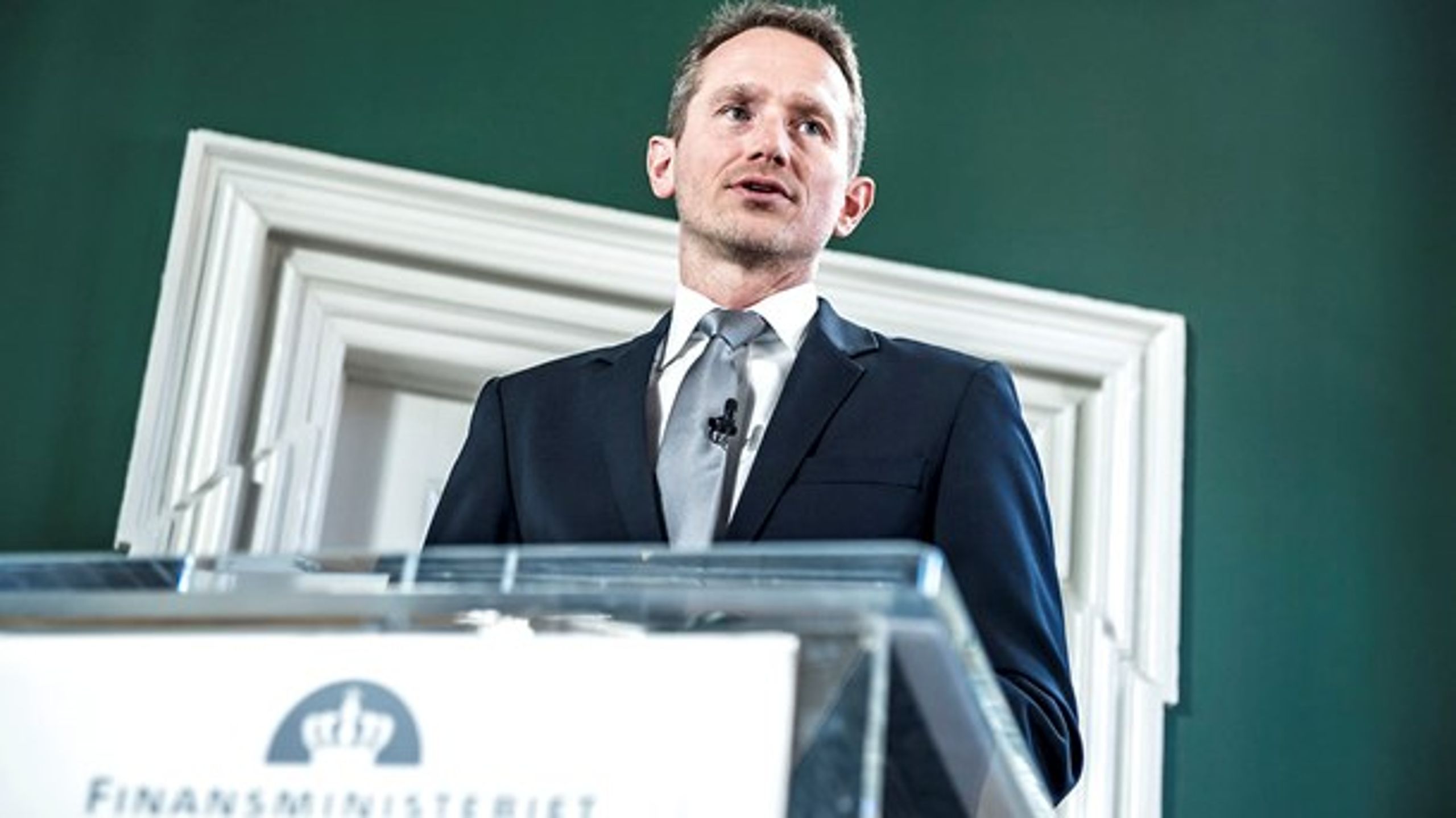 Finansminister Kristian Jensen (V) afviste tirsdag i Folketinget et forslag fra SF, som ville pålægge regeringen at lægge regnemodeller og antagelser frem til offentligheden. SF's forslag&nbsp;får dog støtte af tre af de store tænketanke, herunder Cepos, som mener, at&nbsp;regeringen bør lægge de oplysninger frem, så man kan regne efter. &nbsp;