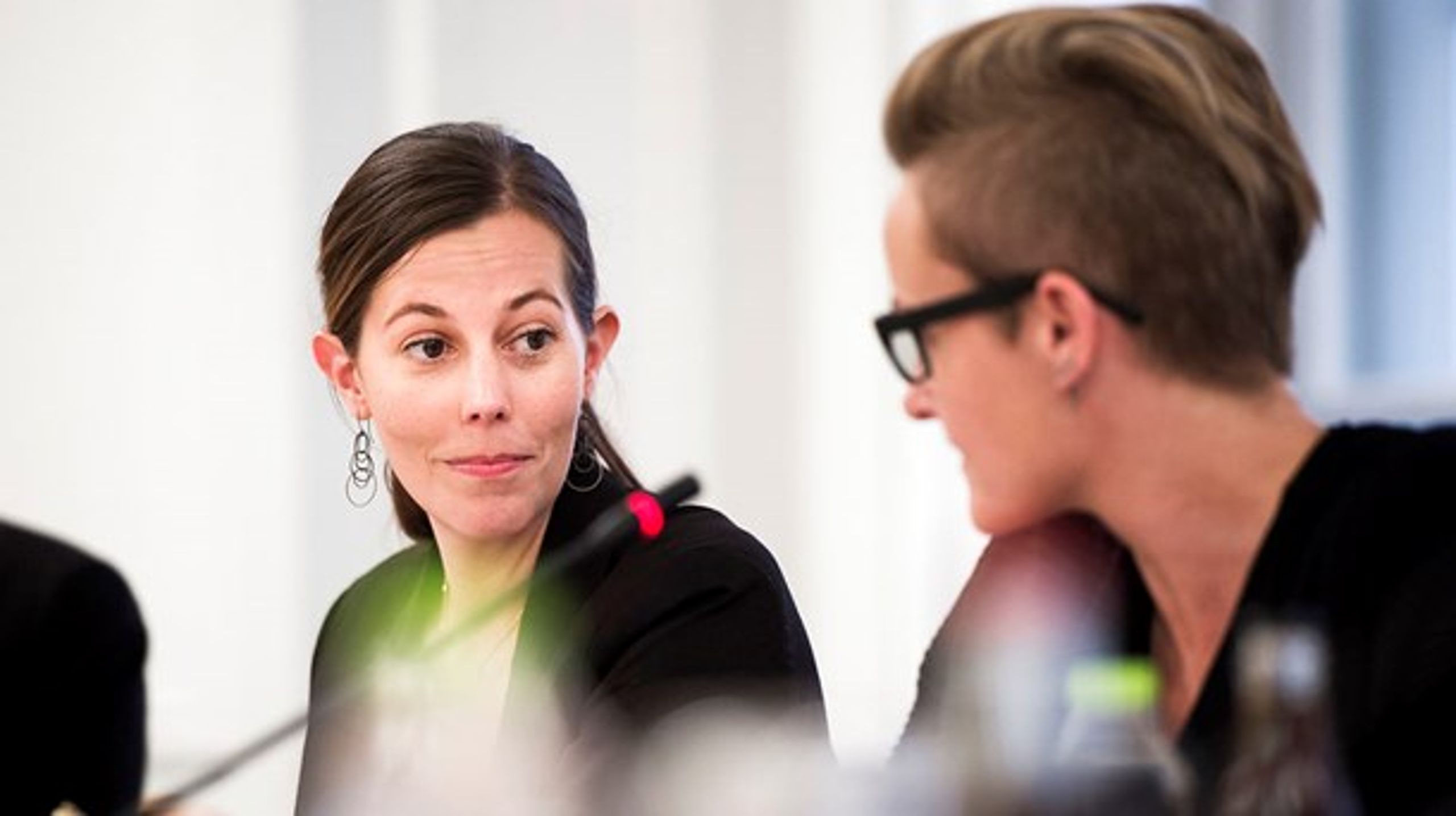 Enhedslistens Pernille Skipper er stærkt imod den aftale, børne- og socialminister Mai Mercado (K) netop har indgået med DF og S om&nbsp;tvungent dagtilbud for børn fra udsatte boligområder. Her er ministeren sammen med Pernille Rosenkrantz-Theil (S) ved et tidligere samråd.