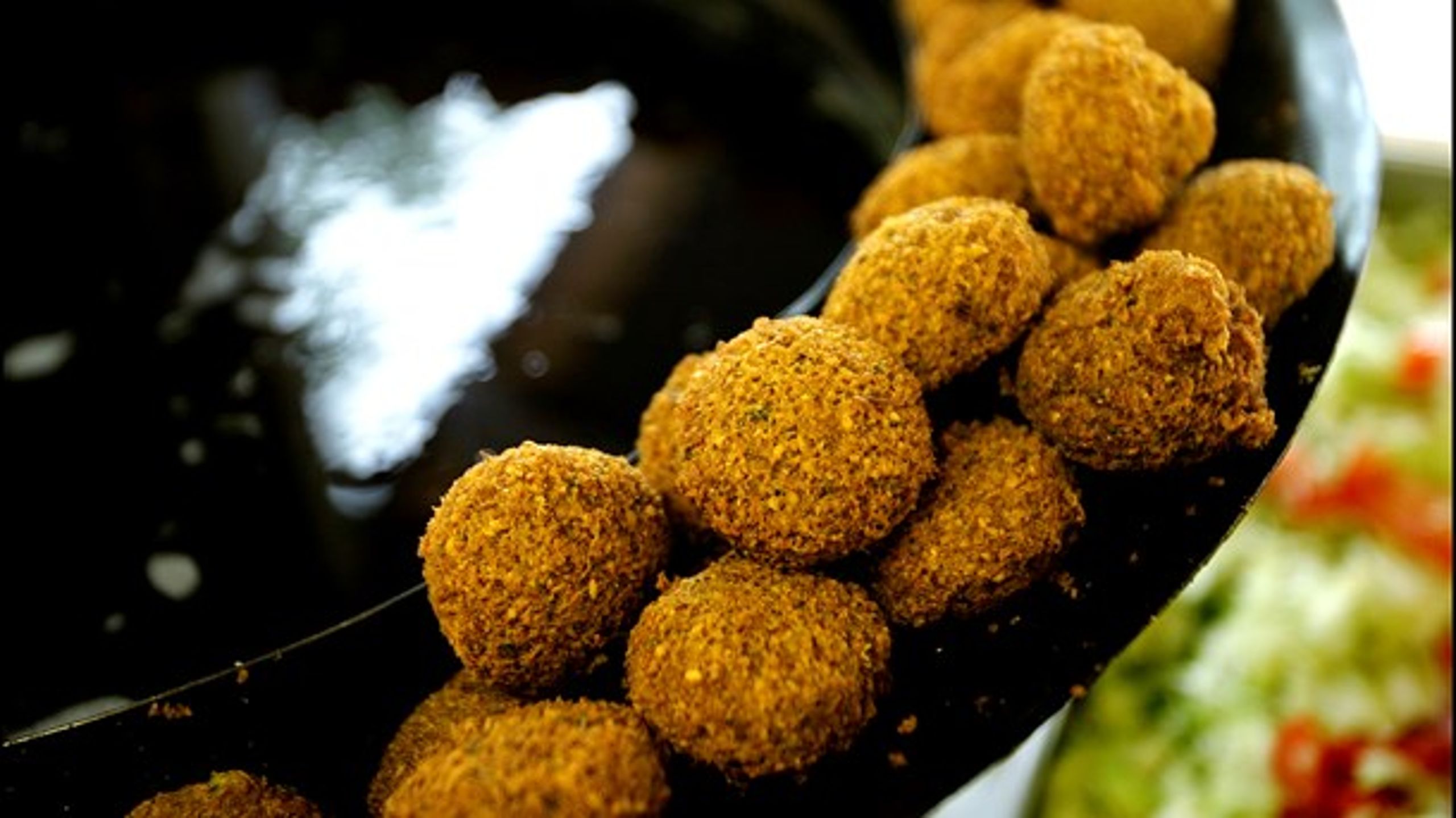 Falafler eller frikadeller? Alternativet i København vil have plantebaserede måltider på alle offentlige institutioner i hovedstaden, mens DF kræver svin på menuen én gang om ugen.&nbsp;