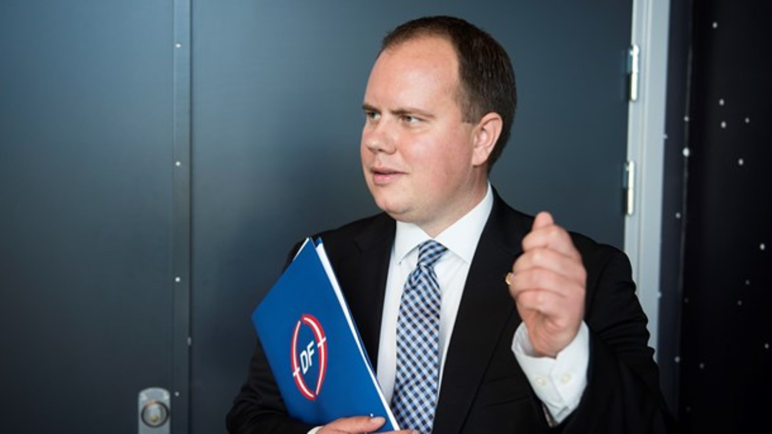 Dansk Folkeparti havde stillet forslag om at forbyde brugen af "markante religiøse symboler i folkeskolen". I praksis et forslag rettet mod muslimsk hovedbeklædning, forklarer Martin Henriksen (DF). Forslaget blev ikke vedtaget.