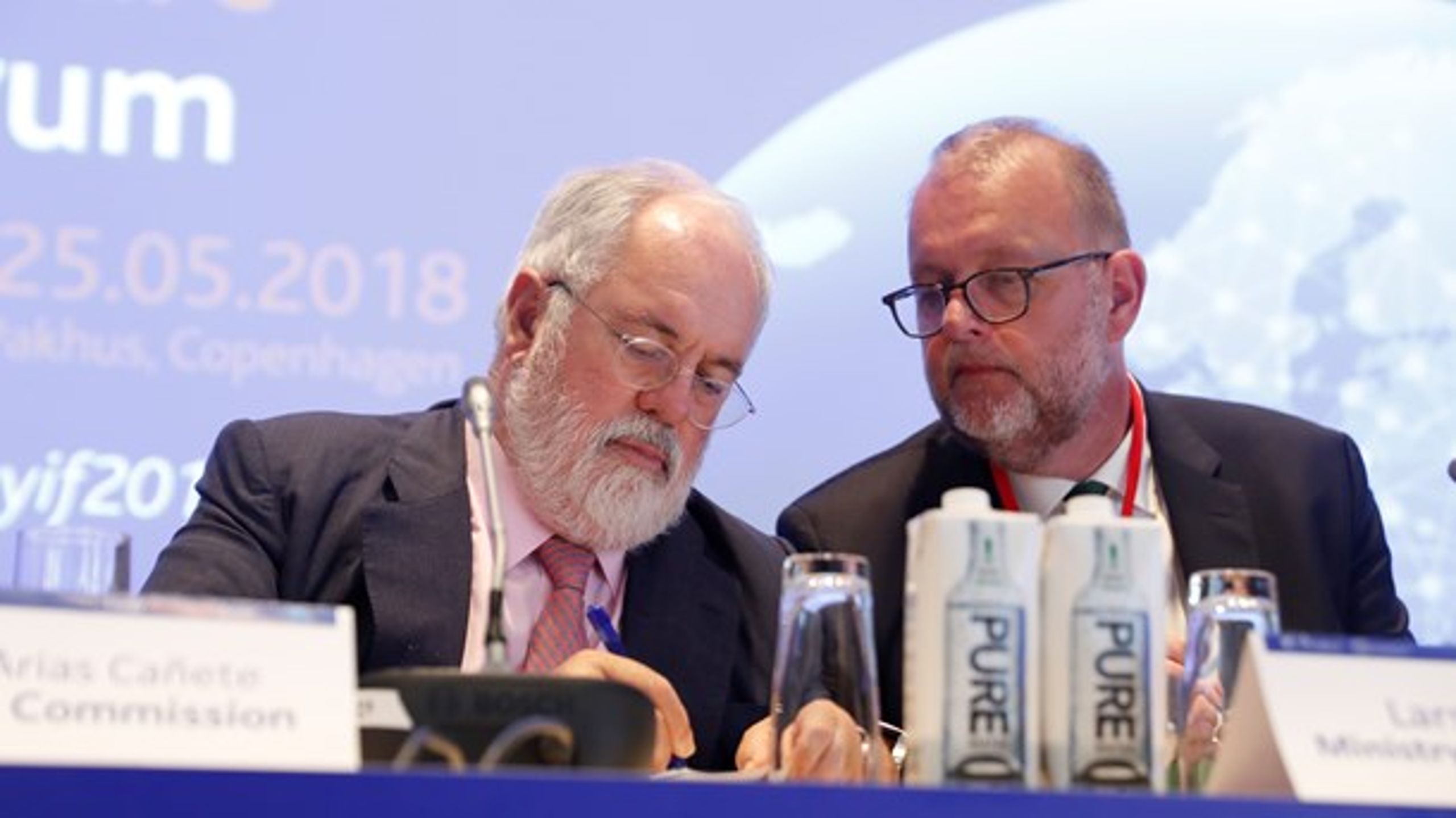 Her kigger energiminister Lars Chr. Lilleholt EU's klimakommissær, Miguel Arias Cañete, over skulderen ved Clean Energy Ministerial-topmødet i København i maj måned.&nbsp;&nbsp;