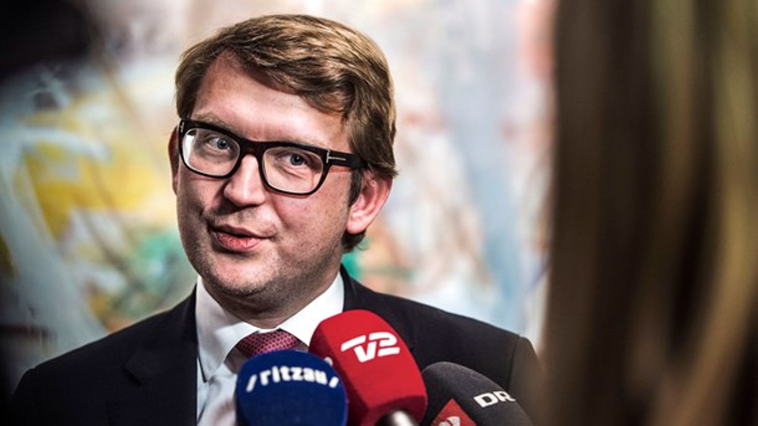 Øremærket barsel til mænd har længe været på tegnebrættet i Bruxelles. I EU-kommisionens oprindelige forslag var der lagt op til, at mænd skulle have fire måneders øremærket barsel. I det direktiv, Danmark skal stemme om, er der øremærket to måneder.&nbsp;