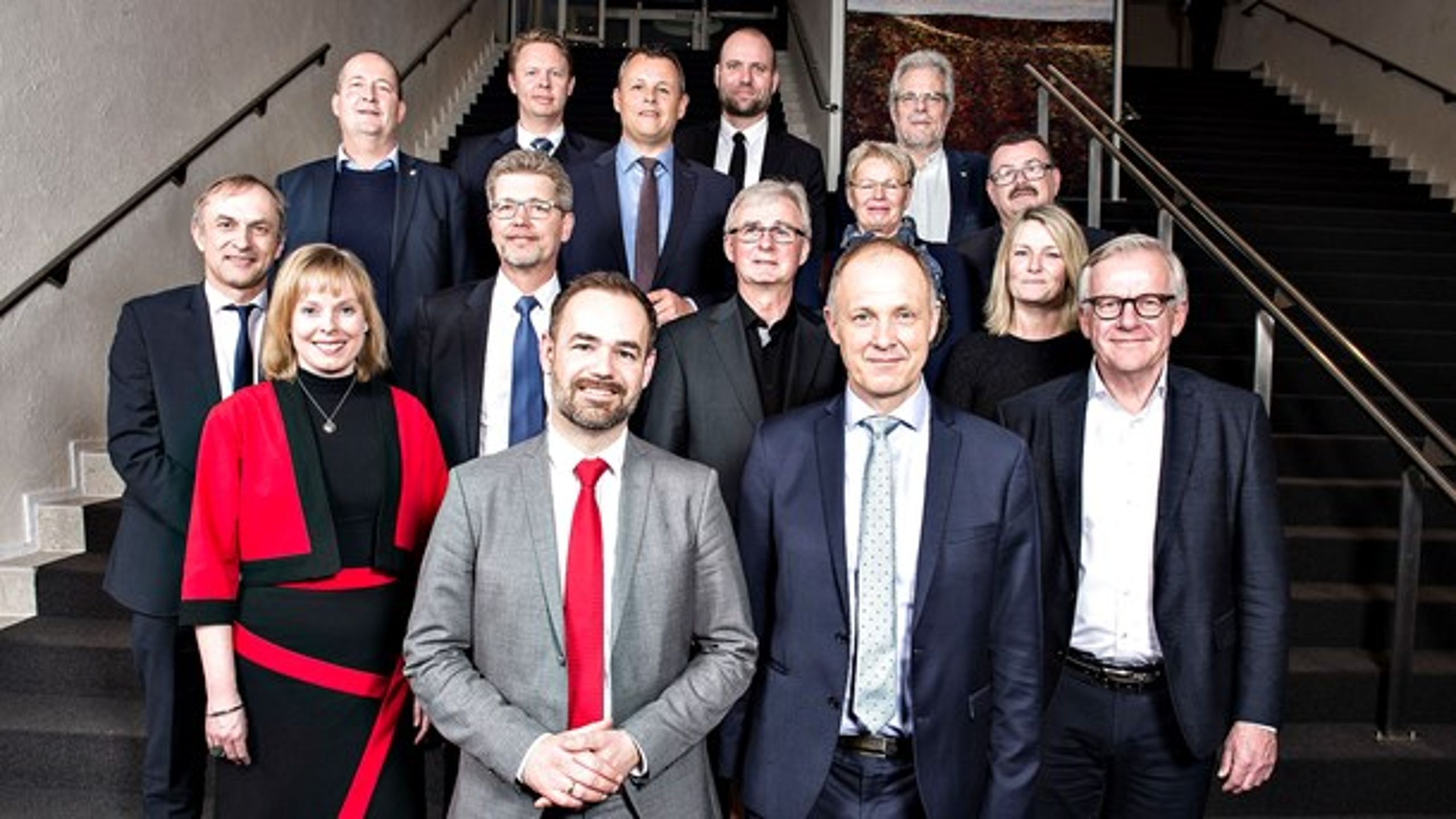 <b>NYT KL</b>: Tre gengangere og fem nye i KL står i spidsen for landsforeningens otte udvalg, der holdt deres første møder i april. Det er KL-formand Jacob Bundsgaard forrest med rødt slips.&nbsp;