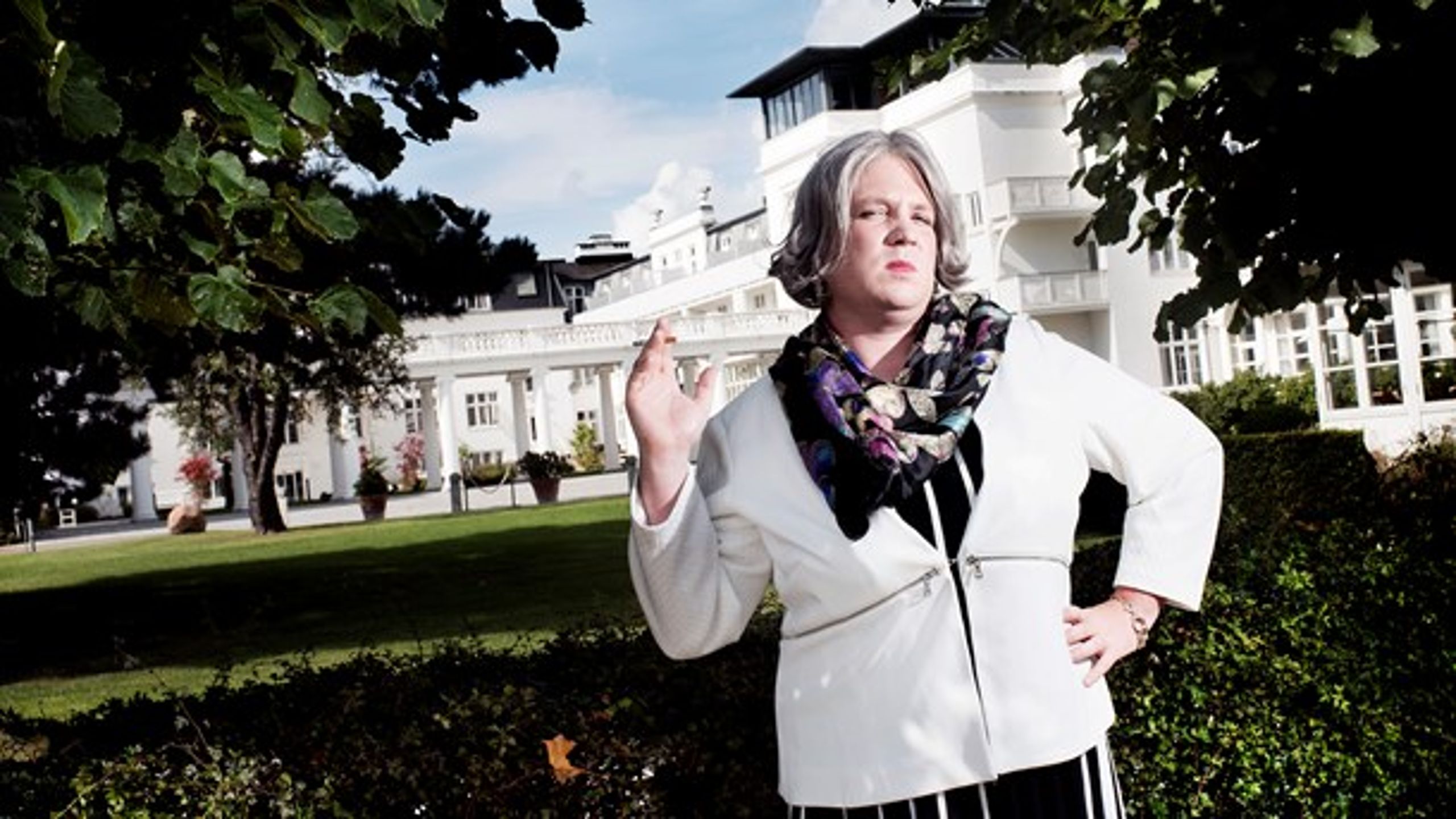 Den Korte Radioavis med Kirsten Birgit Schiøtz Kretz Hørsholm (Frederik Cillius) i spidsen er blevet et flagskib for Radio24syv, der nu delvist bliver flyttet over Storebælt.