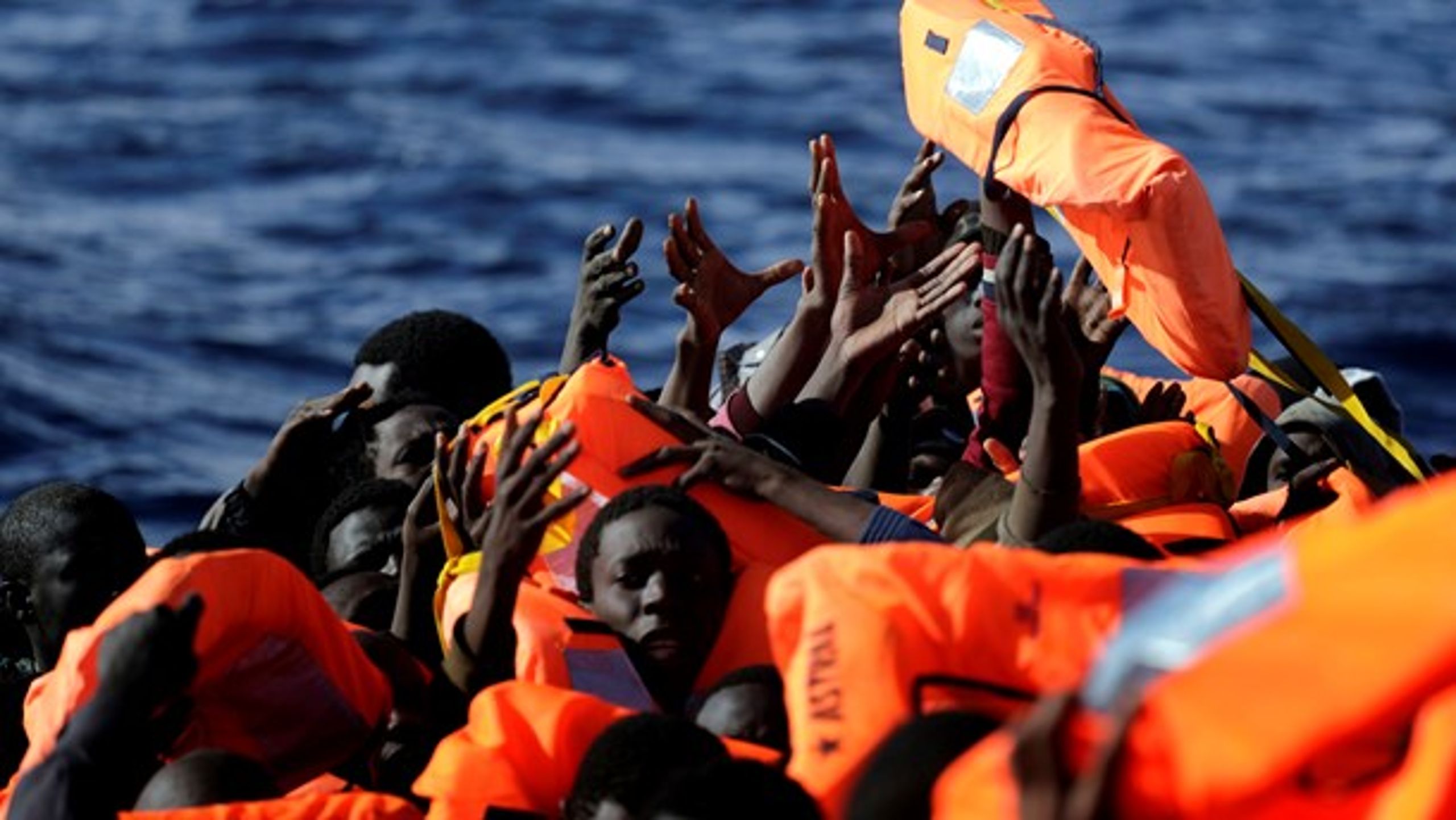 Her tre år efter at flygtninge- og migrantkrisen var på sit højeste, sætter den stadig klare sine spor. I nat blev EU-lederne nemlig enige om en ny linje i den fælles asylpolitik.&nbsp;