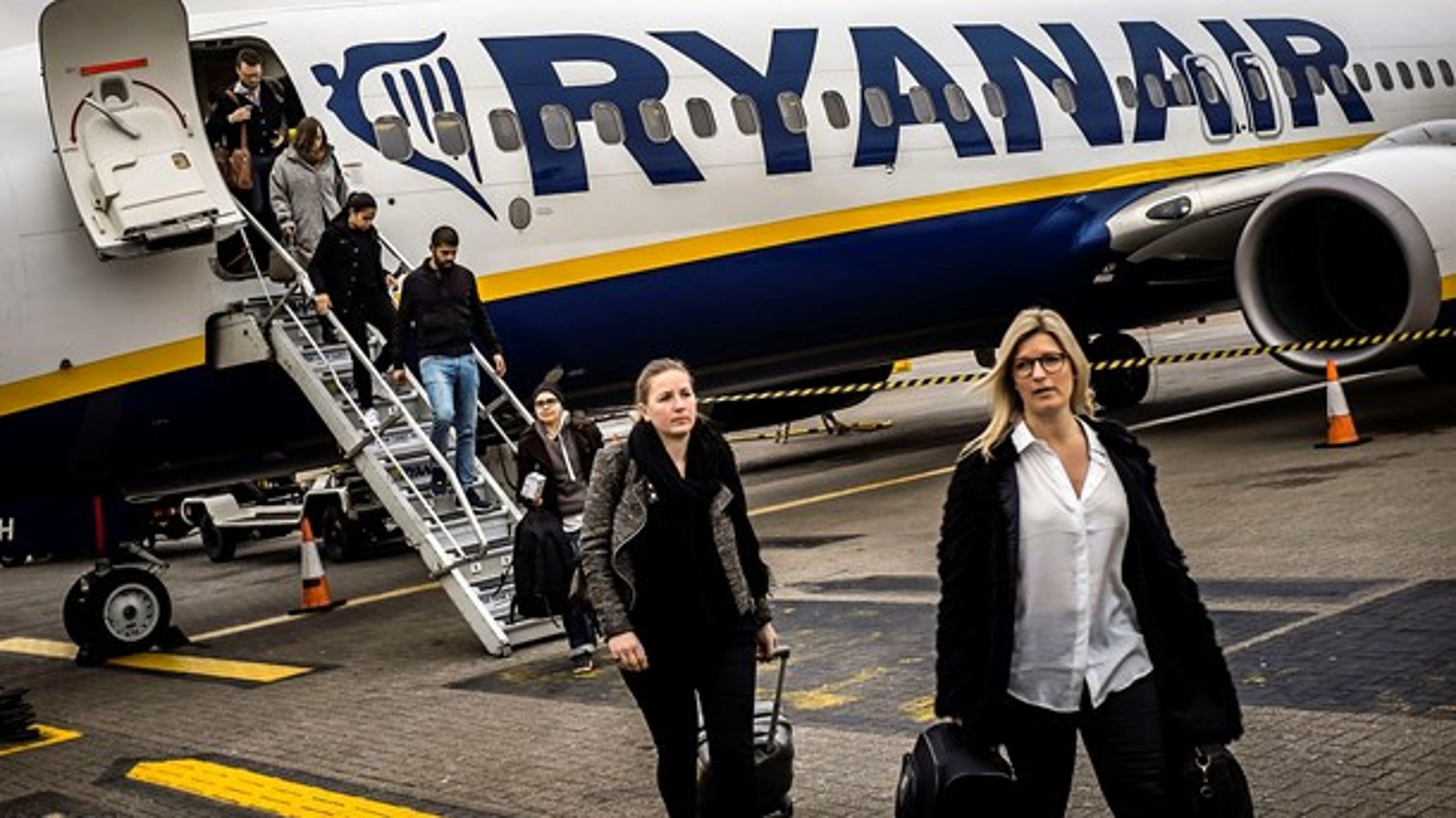 Det er "en lille smule absurd," at flytrafik er den eneste form for kollektiv trafik, der er undtaget afgifter, siger forsker. Men "det vil give utryghed for danskerne, hvis vi lægger afgifter på flyrejser,” siger Venstre-ordfører.