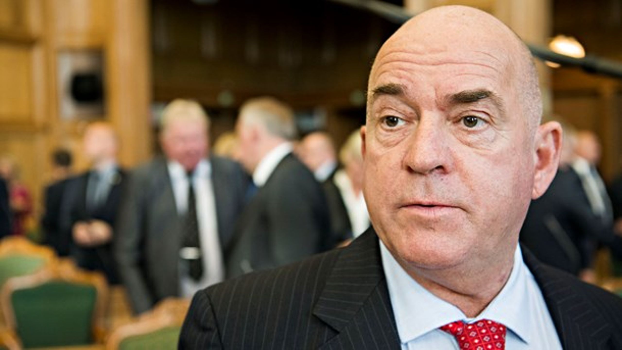 ”Man skal ikke finde sig i, at man bliver sat i en økonomisk klemme, hvis man ikke fuldstændig hopper og danser efter Kommunist-Kinas pibe,” siger Dansk Folkepartis næstformand, Søren Espersen, til Børsen.&nbsp;