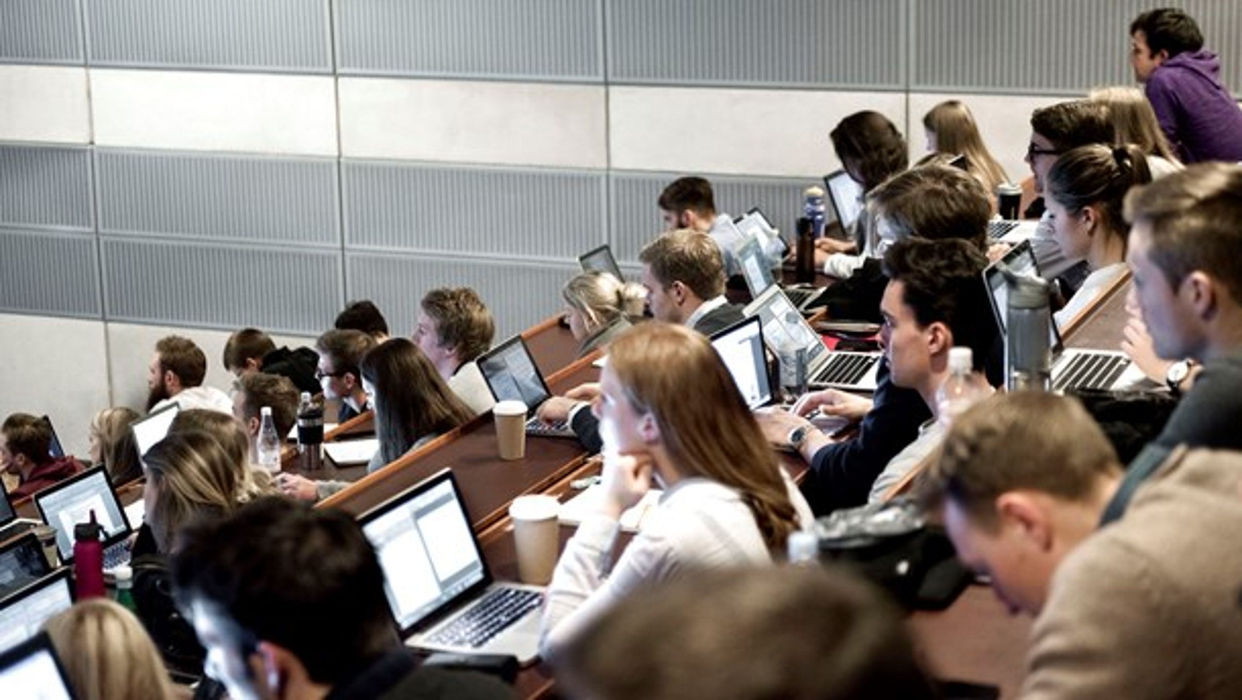 Regeringen har lagt op til, at der skal oprettes uddannelsesstationer i Kalundborg, Skjern, Holstebro, Nykøbing Falster, Rønne, Hedensted, Hobro, Fredericia, Svendborg og Helsingør.&nbsp;