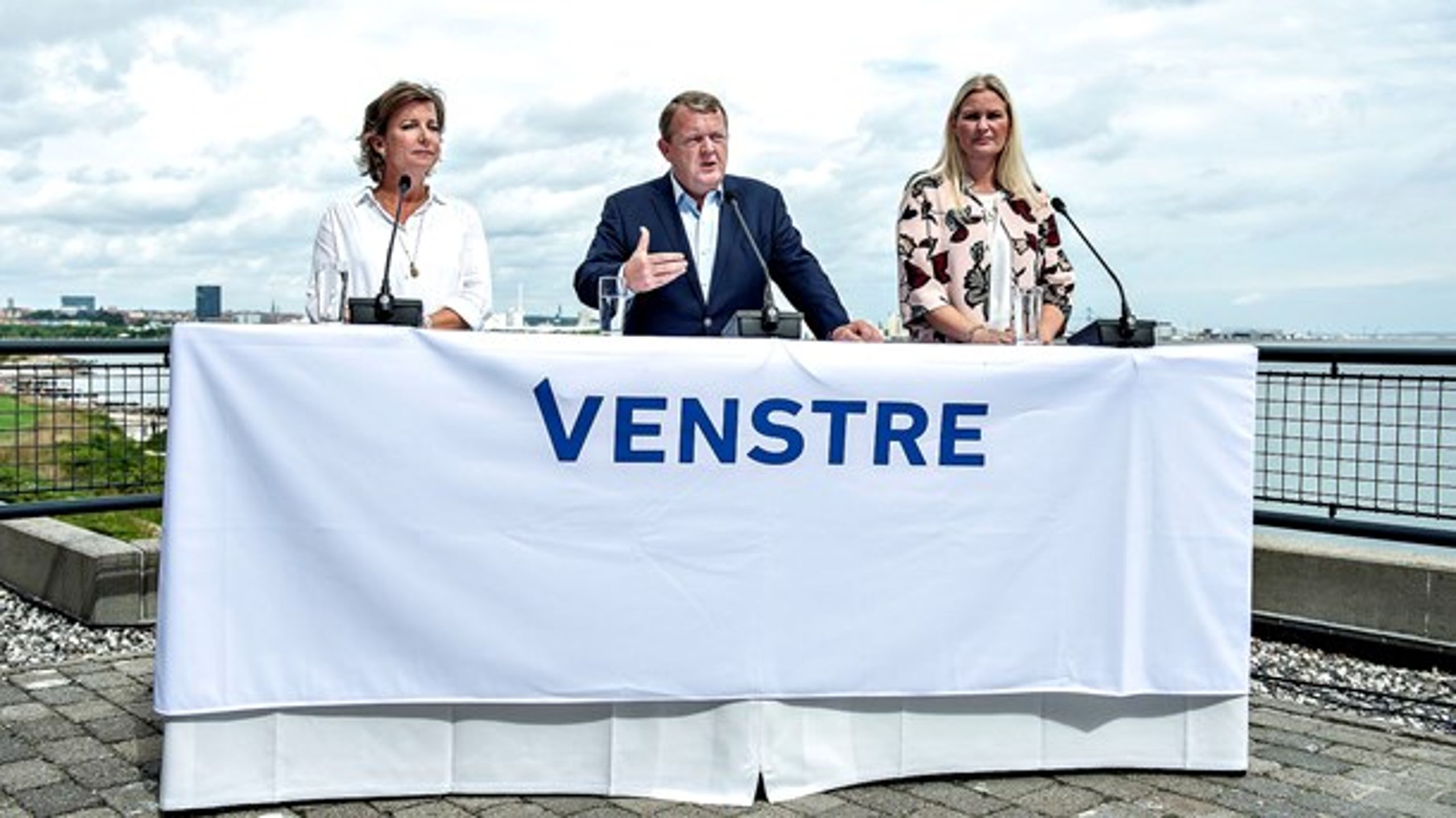"Vi siger ikke, at uanset hvad, skal regionerne bestå, men vi siger heller ikke, at uanset hvad, skal de lukke," sagde Løkke ved fredagens pressemøde.