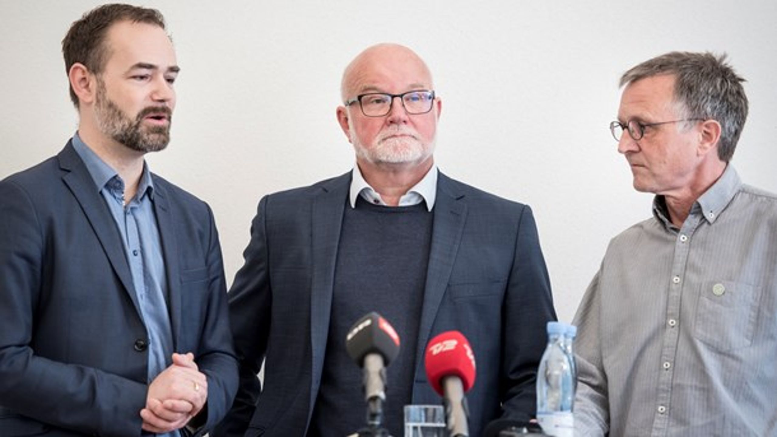 Formand Per B. Christensen (i midten) byder velkommen til tre nye medlemmer af sin kommission. Her er han flankeret af lærernes Anders Bondo og KL's&nbsp;Jacob Bundsgaard.<div><div><div><div><div><div><div><div><a href="https://www.google.dk/imgres?imgurl=http://www.altinget.dk/images/kv13/1836-Jacob-Bundsgaard-Johansen-a.jpg&amp;imgrefurl=https://www.altinget.dk/kandidater/kv13/Jacob-Bundsgaard?show%3Dcv&amp;h=1200&amp;w=800&amp;tbnid=475UkmgwXICCnM:&amp;q=jacob+bundsgaard&amp;tbnh=160&amp;tbnw=106&amp;usg=AFrqEzd30N5HN0z1MIAqmriXSBi5SEQZnA&amp;vet=1&amp;docid=AHp3P0kw-5zE6M&amp;itg=1&amp;sa=X&amp;ved=2ahUKEwjh8cDNpIDdAhUELVAKHZvOBm8Q_B0wD3oECAoQEw" target="" rel=""></a></div></div></div></div></div></div></div></div>