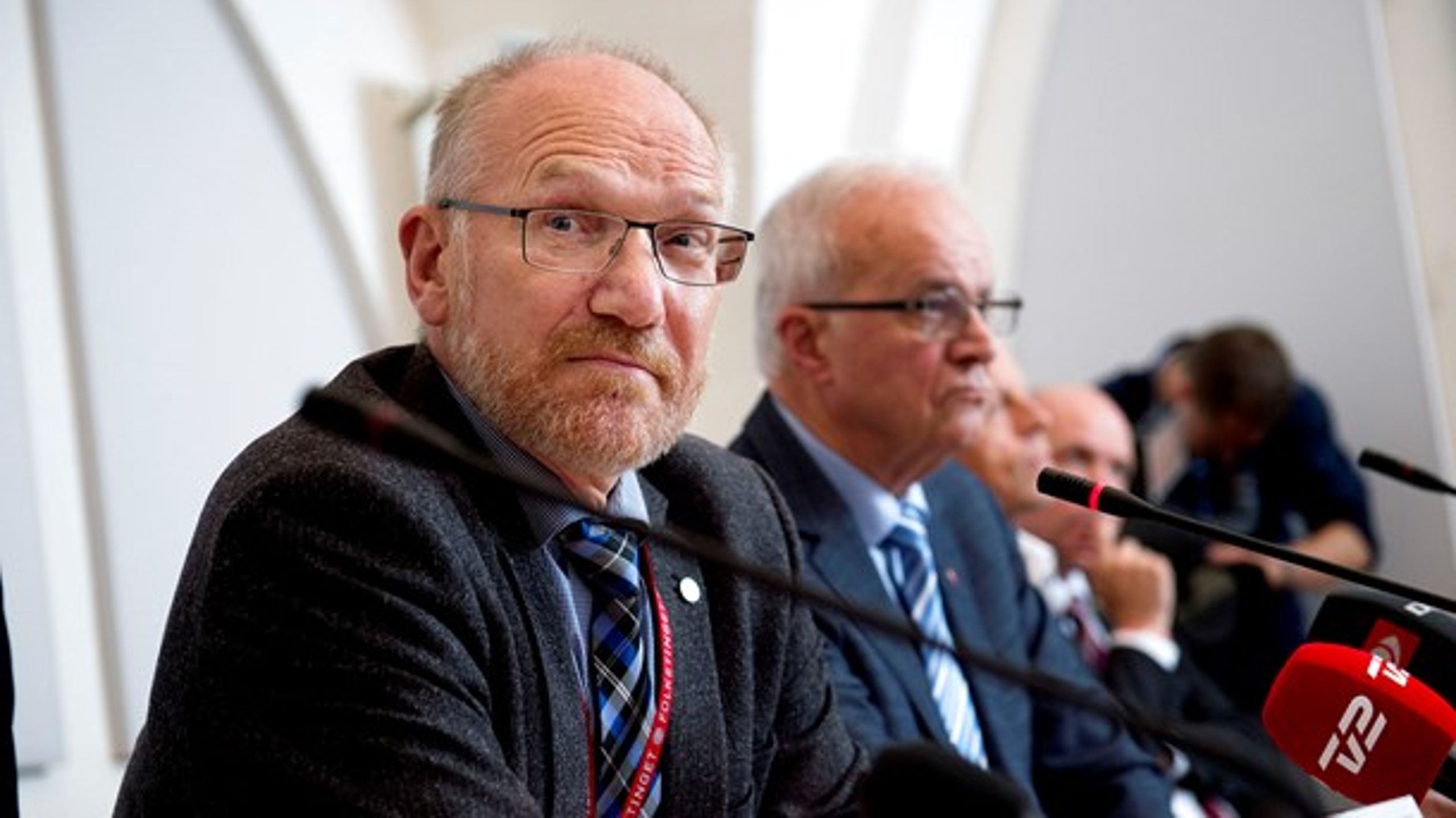 Formanden for Statsrevisorerne, Peder Larsen (SF),&nbsp; fremlagde i dag en skarp kritik af Skat.&nbsp;&nbsp;