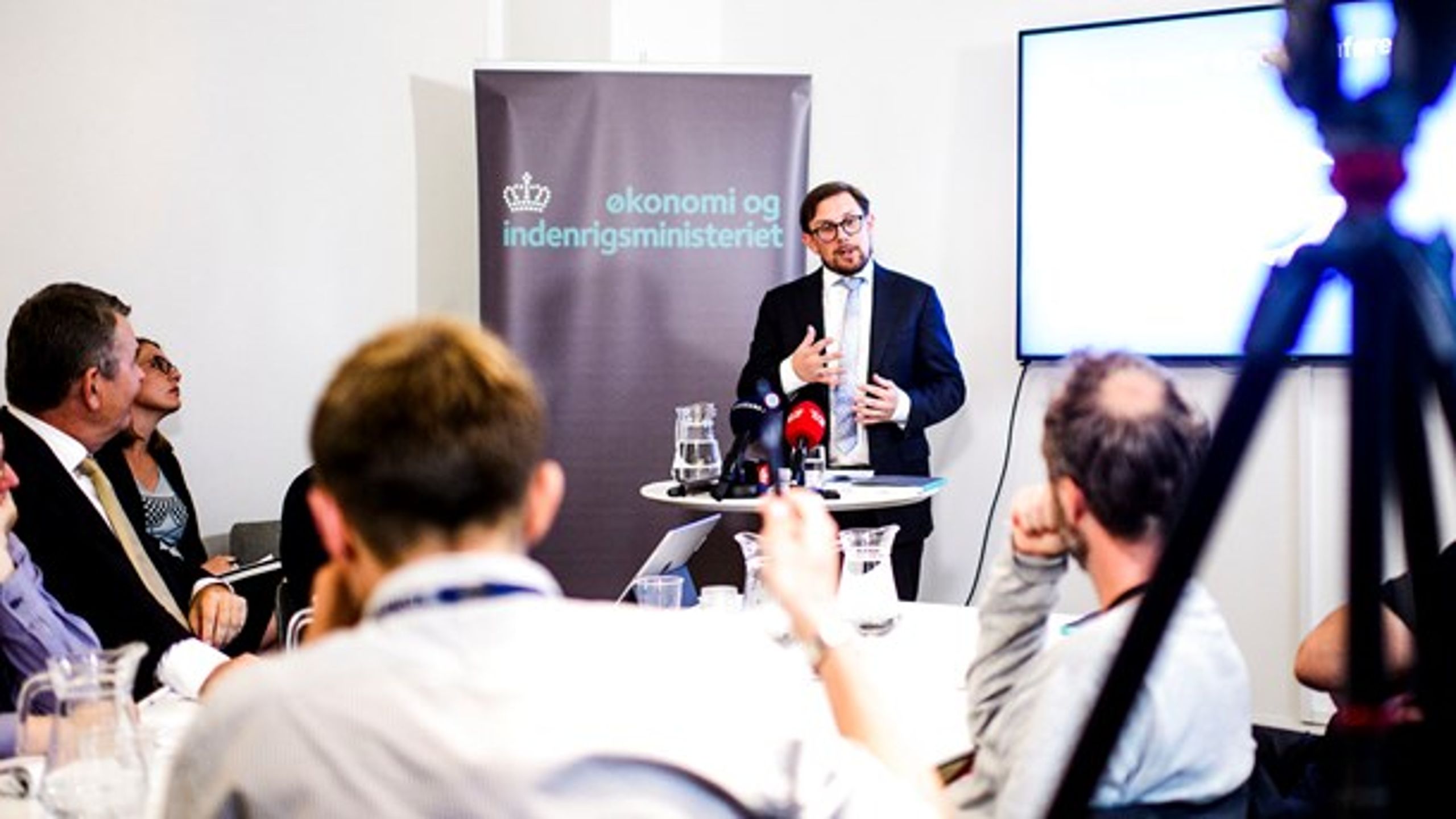 Økonomi- og indenrigsminister Simon Emil Ammitzbøll-Bille (LA) har fået flettet et lille afsnit ind i regeringens seneste økonomiske redegørelse om bilafgifter. Men ikke et ord i regeringens finanslovsudspil.