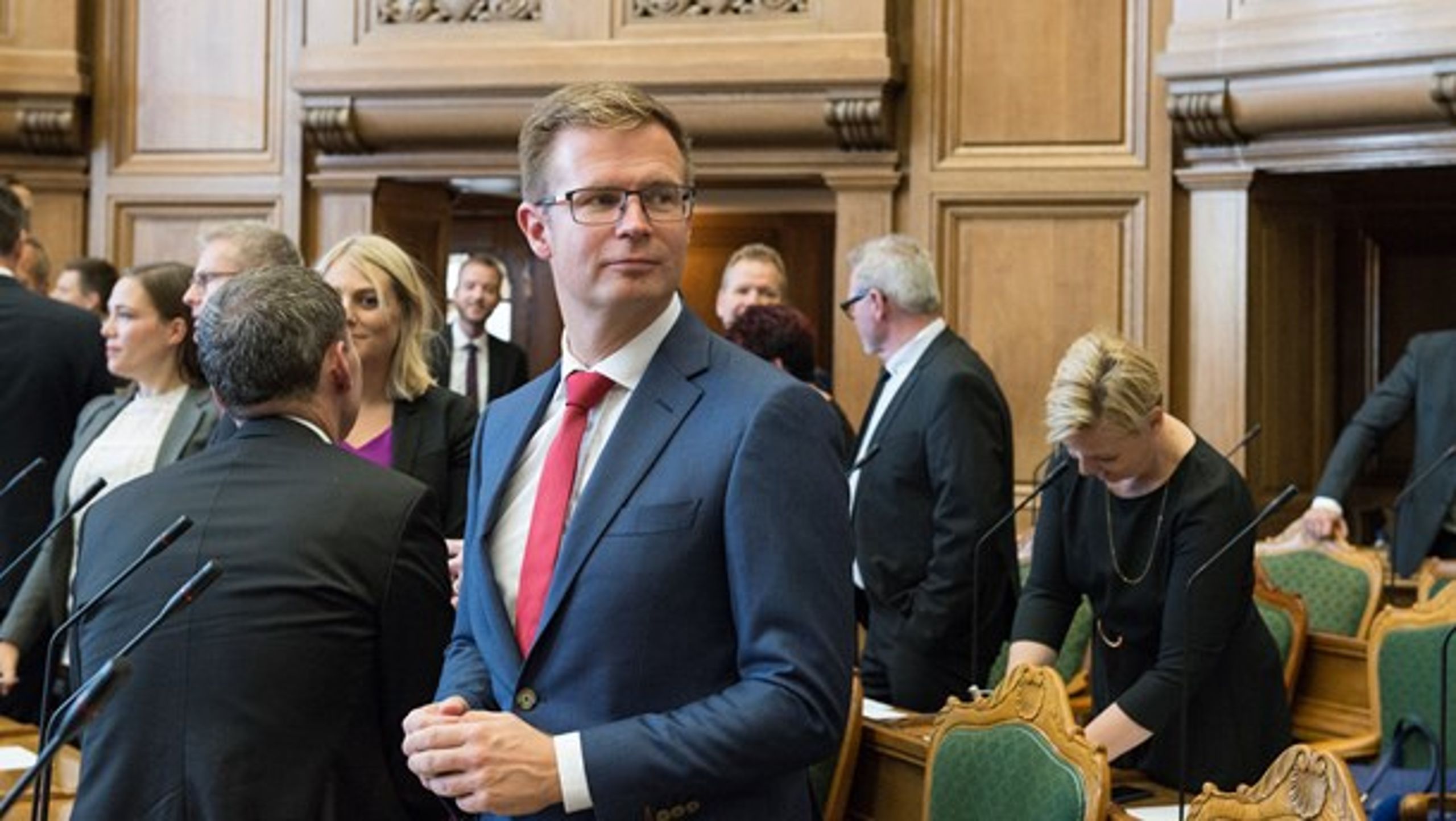 Benny Engelbrecht (S) mener, at regeringen "udhuler" uddannelserne med sit nye forslag til omprioriteringsbidraget. "S pynter sig med lånte fjer," siger R, der vil fjerne besparelserne endegyldigt.&nbsp;