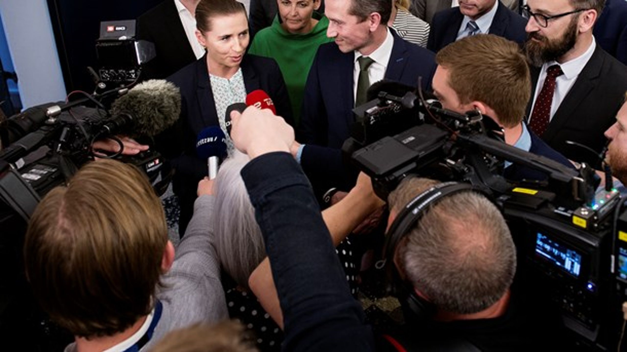 Ifølge Folketingets hjemmeside skal "offentligheden have de bedste betingelser for at kunne følge det politiske arbejde. Det kan ske dels ved selv at besøge Folketinget, og dels gennem mediernes dækning."